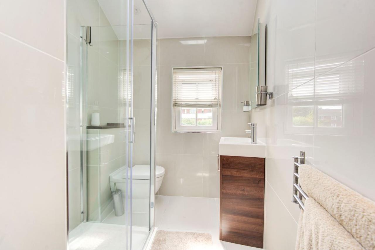 Dove House Wanstead - Stunning 4 Bedroom, 3 Bathroom House with Private Hottub & Gym - Escape London, in Lonon