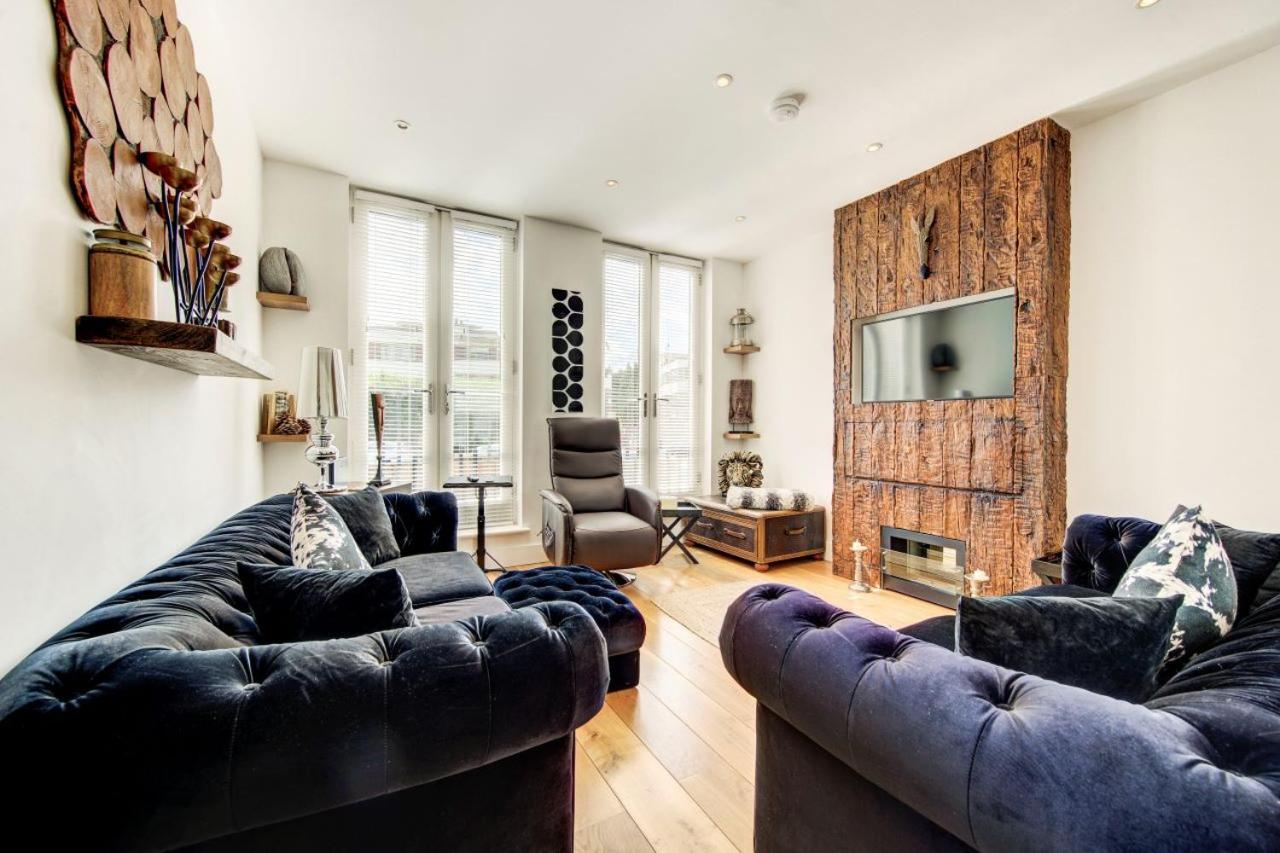 Dove House Wanstead - Stunning 4 Bedroom, 3 Bathroom House with Private Hottub & Gym - Escape London, in Lonon