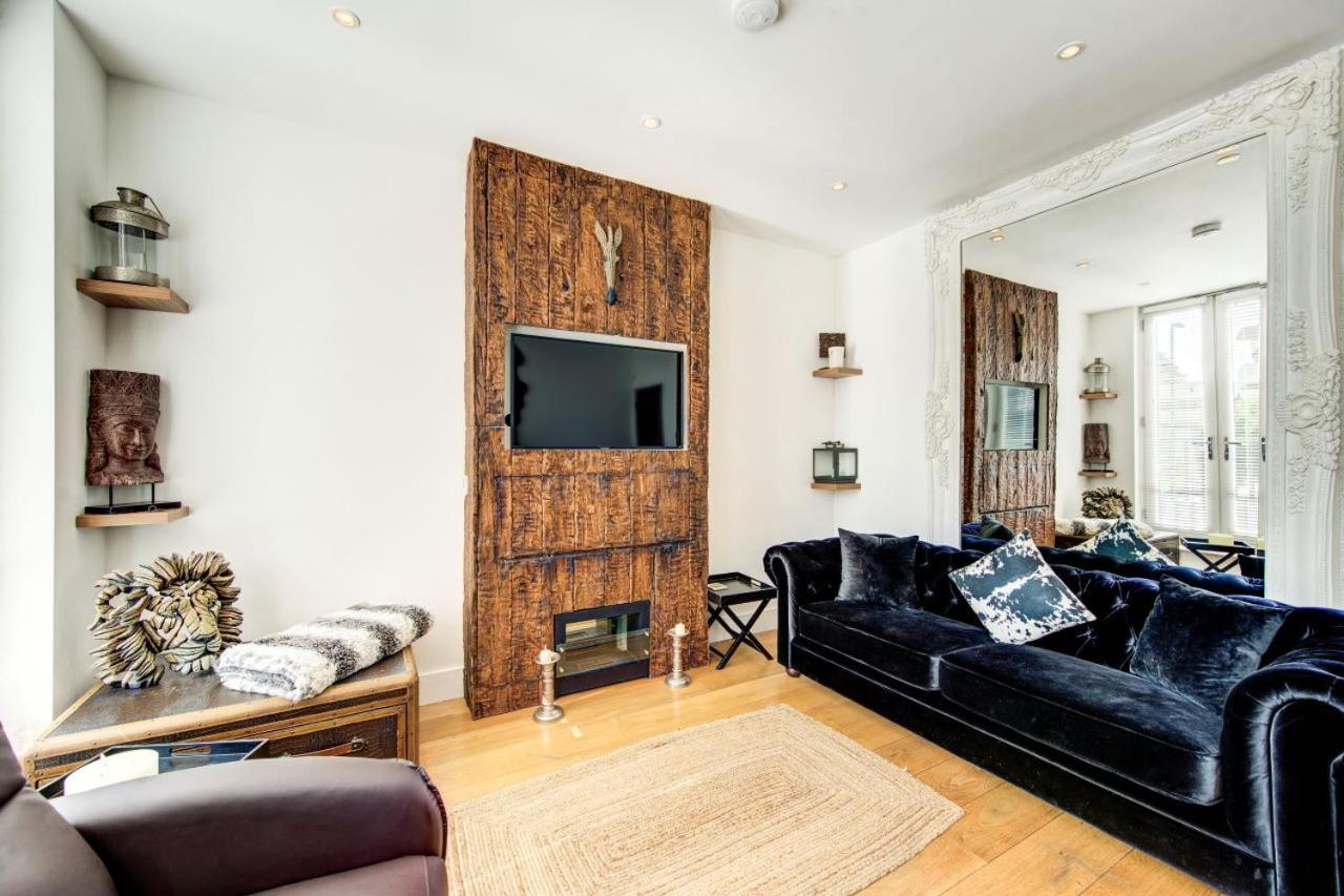 Dove House Wanstead - Stunning 4 Bedroom, 3 Bathroom House with Private Hottub & Gym - Escape London, in Lonon