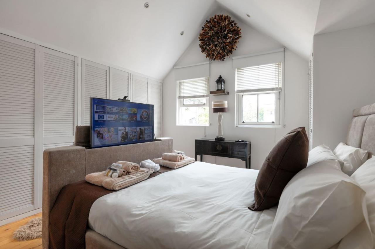 Dove House Wanstead - Stunning 4 Bedroom, 3 Bathroom House with Private Hottub & Gym - Escape London, in Lonon