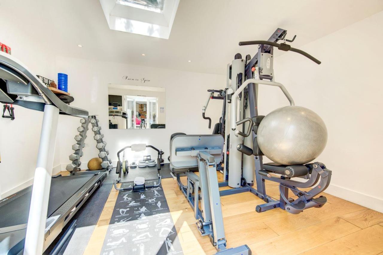 Dove House Wanstead - Stunning 4 Bedroom, 3 Bathroom House with Private Hottub & Gym - Escape London, in Lonon