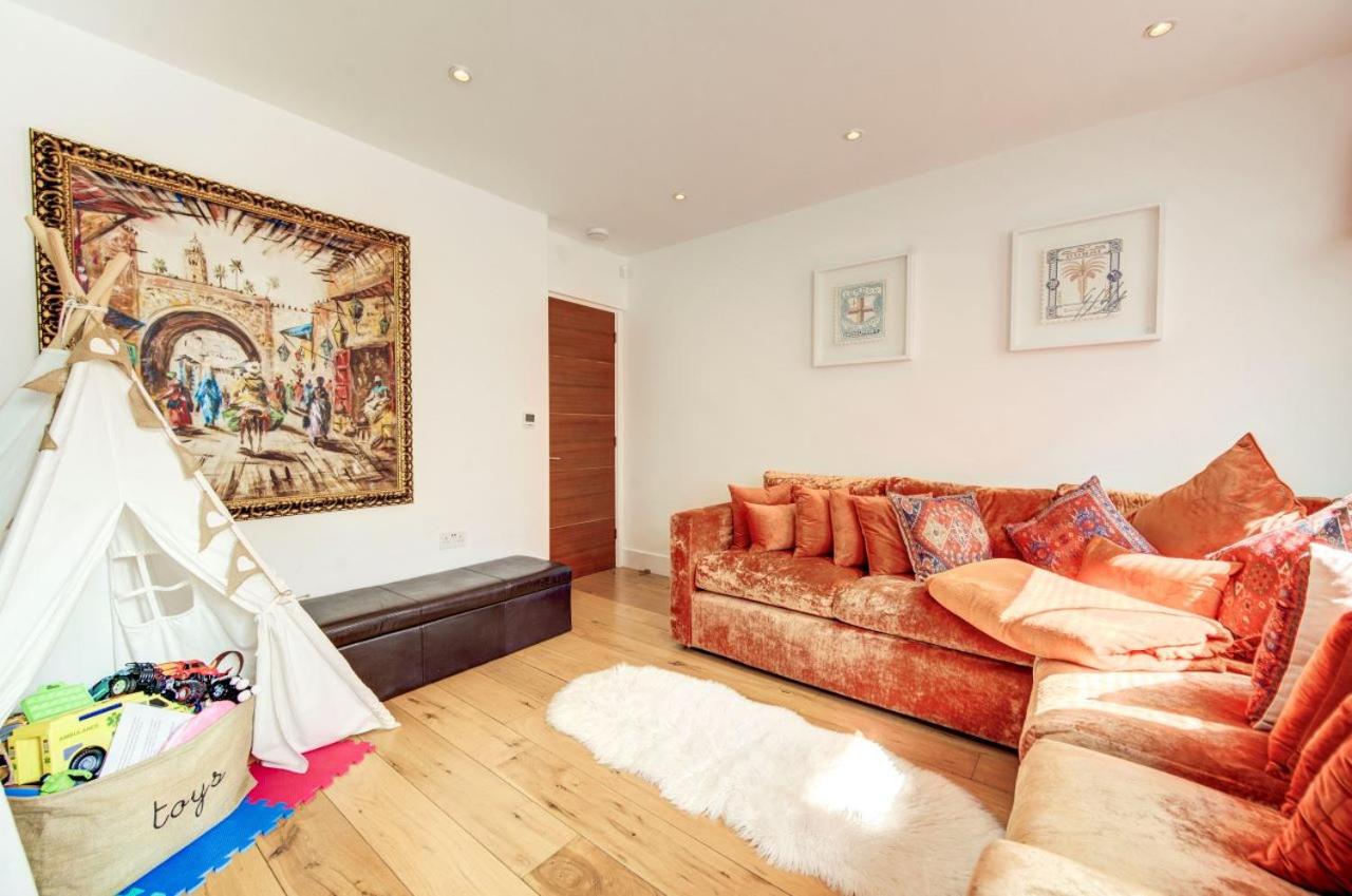 Dove House Wanstead - Stunning 4 Bedroom, 3 Bathroom House with Private Hottub & Gym - Escape London, in Lonon