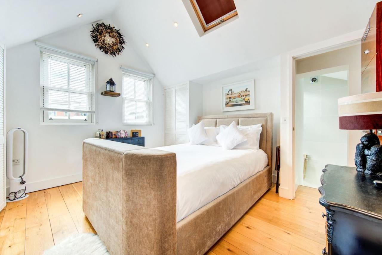 Dove House Wanstead - Stunning 4 Bedroom, 3 Bathroom House with Private Hottub & Gym - Escape London, in Lonon