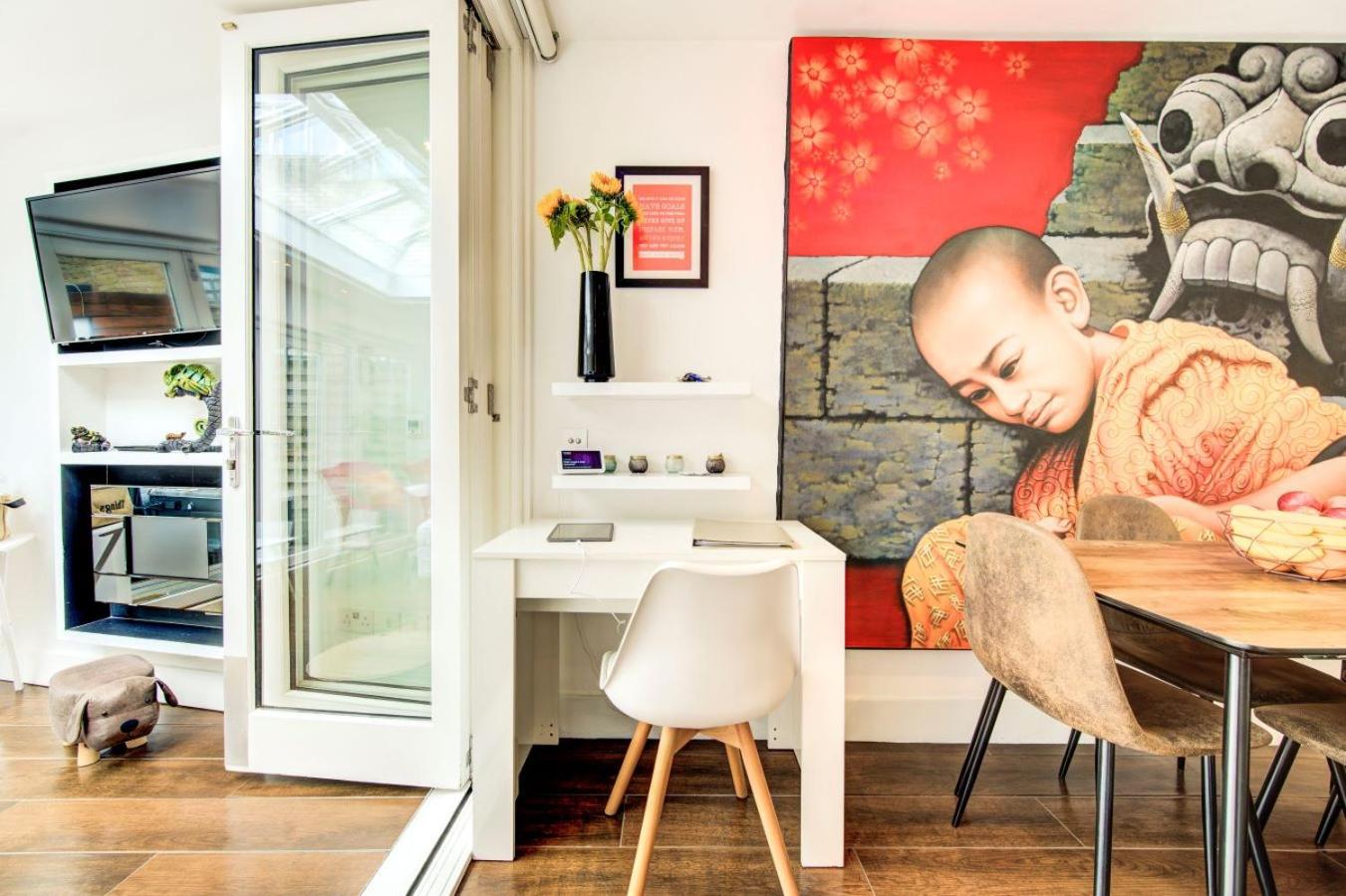 Dove House Wanstead - Stunning 4 Bedroom, 3 Bathroom House with Private Hottub & Gym - Escape London, in Lonon