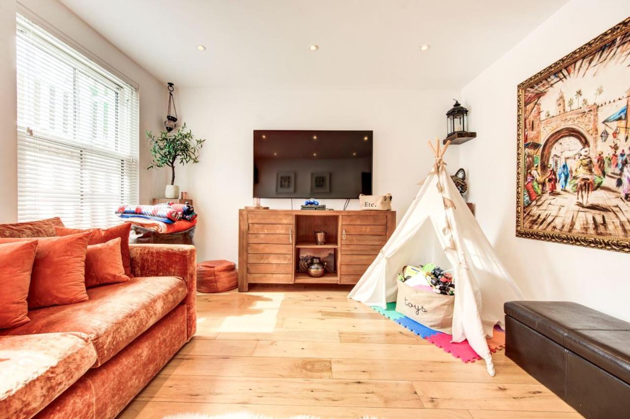 Dove House Wanstead - Stunning 4 Bedroom, 3 Bathroom House with Private Hottub & Gym - Escape London, in Lonon