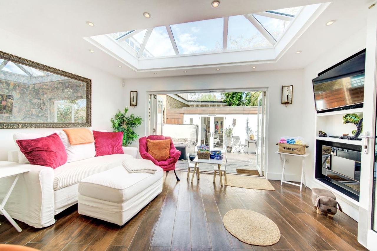 Dove House Wanstead - Stunning 4 Bedroom, 3 Bathroom House with Private Hottub & Gym - Escape London, in Lonon