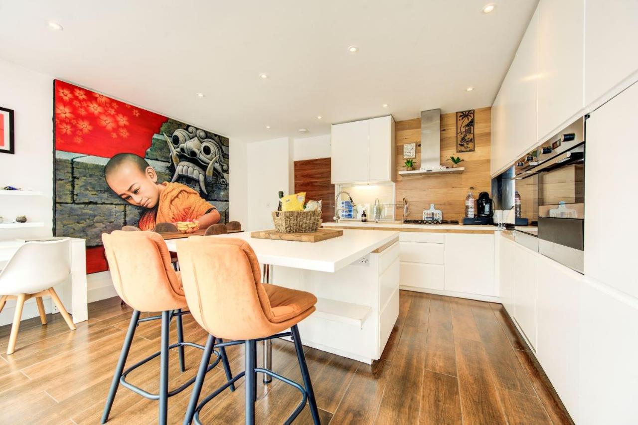Dove House Wanstead - Stunning 4 Bedroom, 3 Bathroom House with Private Hottub & Gym - Escape London, in Lonon