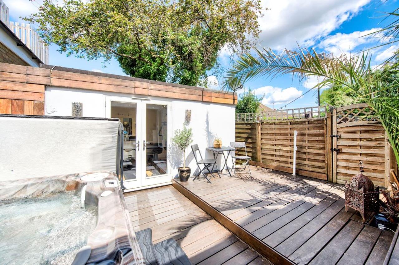 Dove House Wanstead - Stunning 4 Bedroom, 3 Bathroom House with Private Hottub & Gym - Escape London, in Lonon