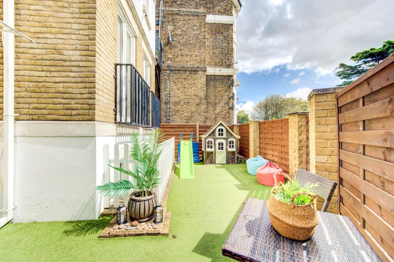 Dove House Wanstead - Stunning 4 Bedroom, 3 Bathroom House with Private Hottub & Gym - Escape London, in Lonon