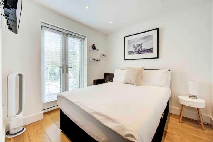 Dove House Wanstead - Stunning 4 Bedroom, 3 Bathroom House with Private Hottub & Gym - Escape London, in Lonon