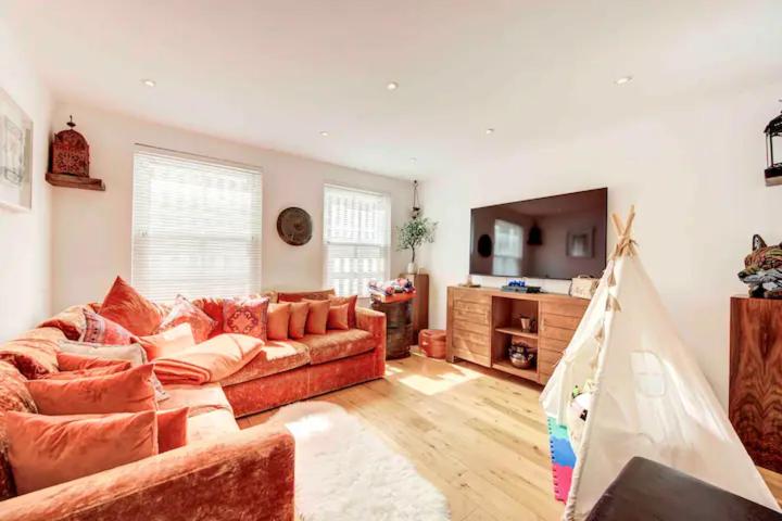 Dove House Wanstead - Stunning 4 Bedroom, 3 Bathroom House with Private Hottub & Gym - Escape London, in Lonon