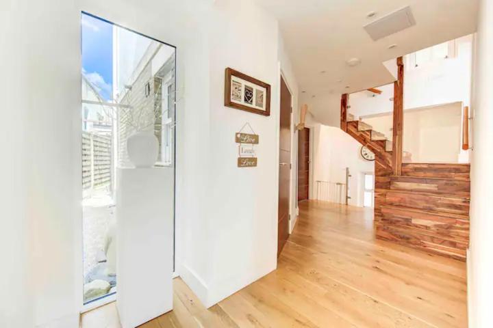 Dove House Wanstead - Stunning 4 Bedroom, 3 Bathroom House with Private Hottub & Gym - Escape London, in Lonon