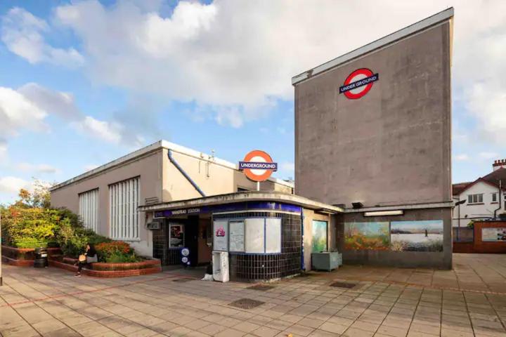 Dove House Wanstead - Stunning 4 Bedroom, 3 Bathroom House with Private Hottub & Gym - Escape London, in Lonon