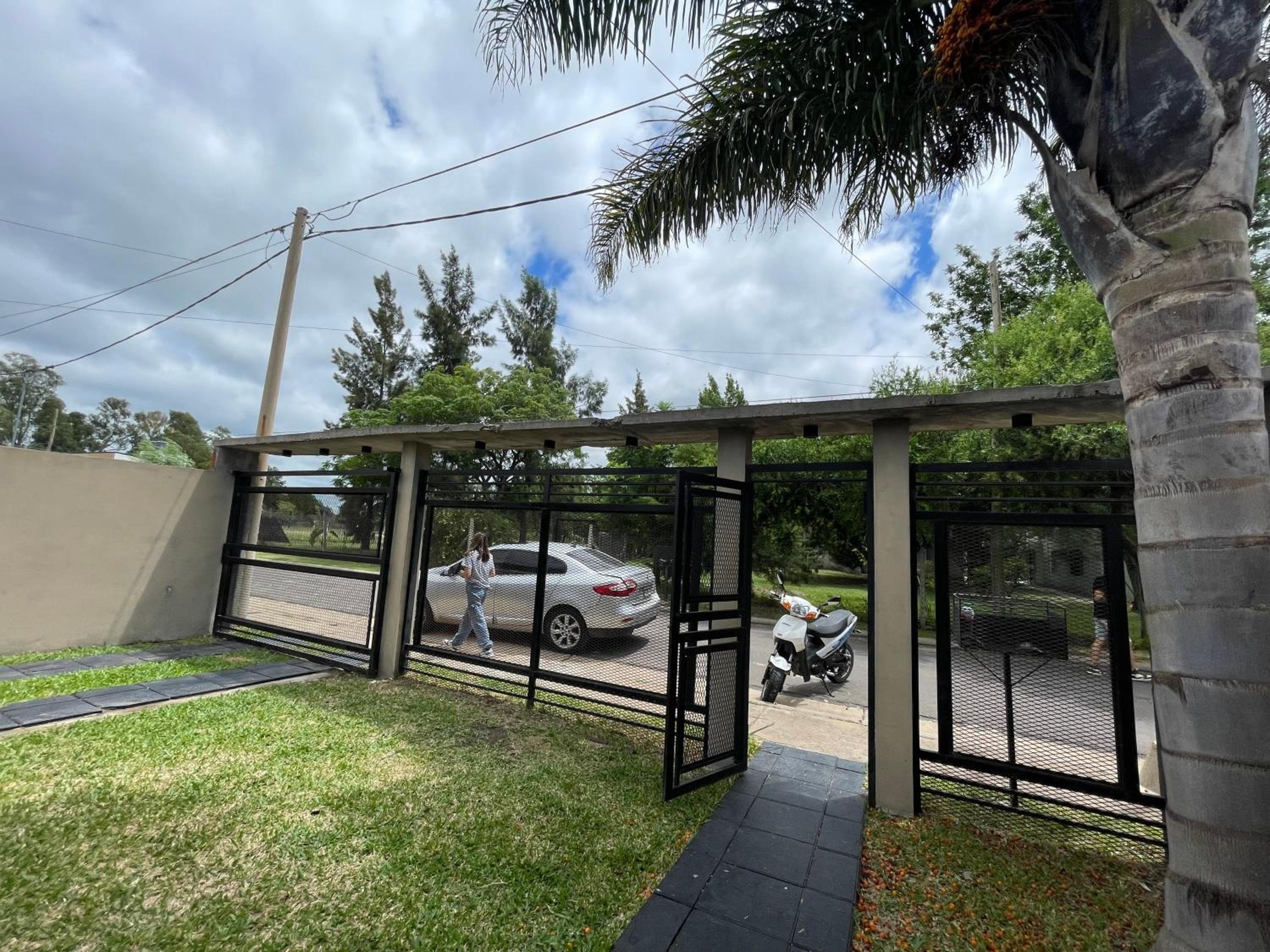 Casa con Piscina Semi Céntrica
