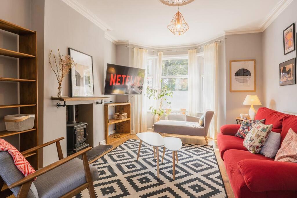 Sleeps 6 off street parking close to city view 4