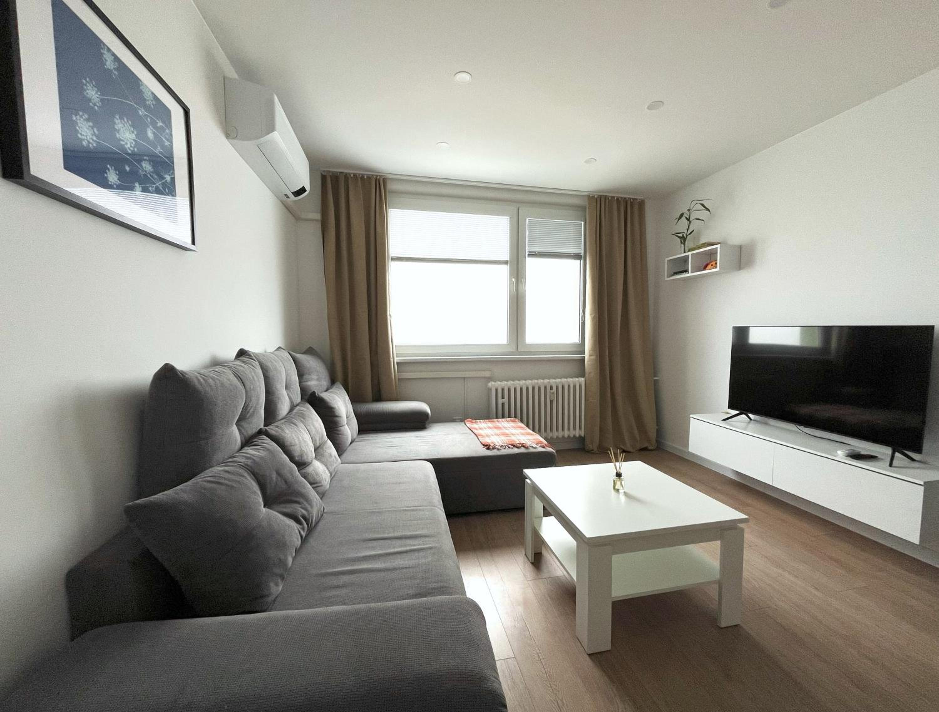 Elegant Escape apartment III - free parking, easy access to City Center view 4