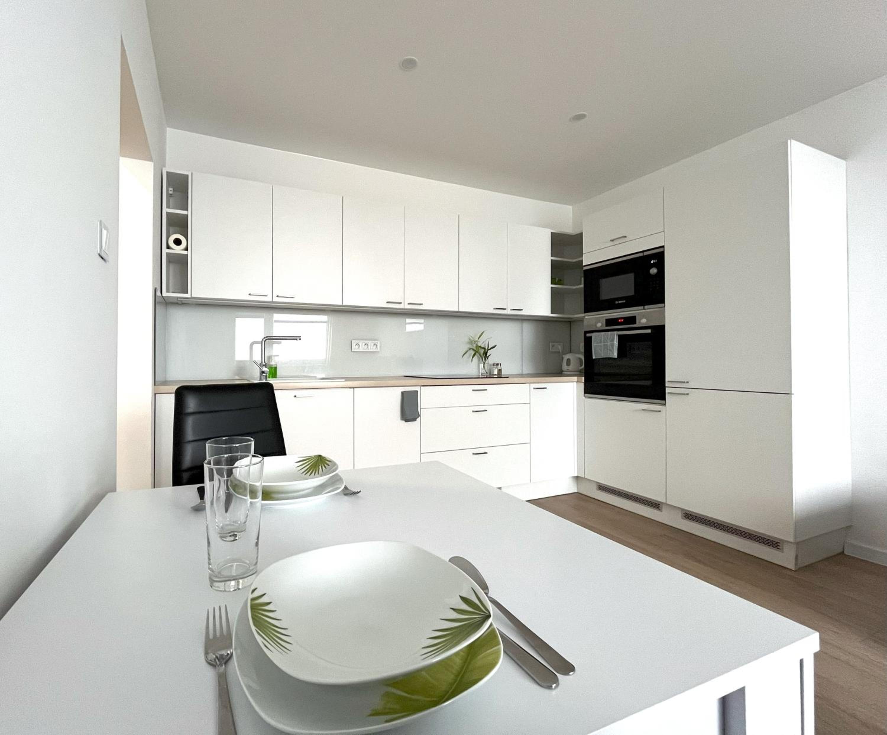 Elegant Escape apartment III - free parking, easy access to City Center view 3