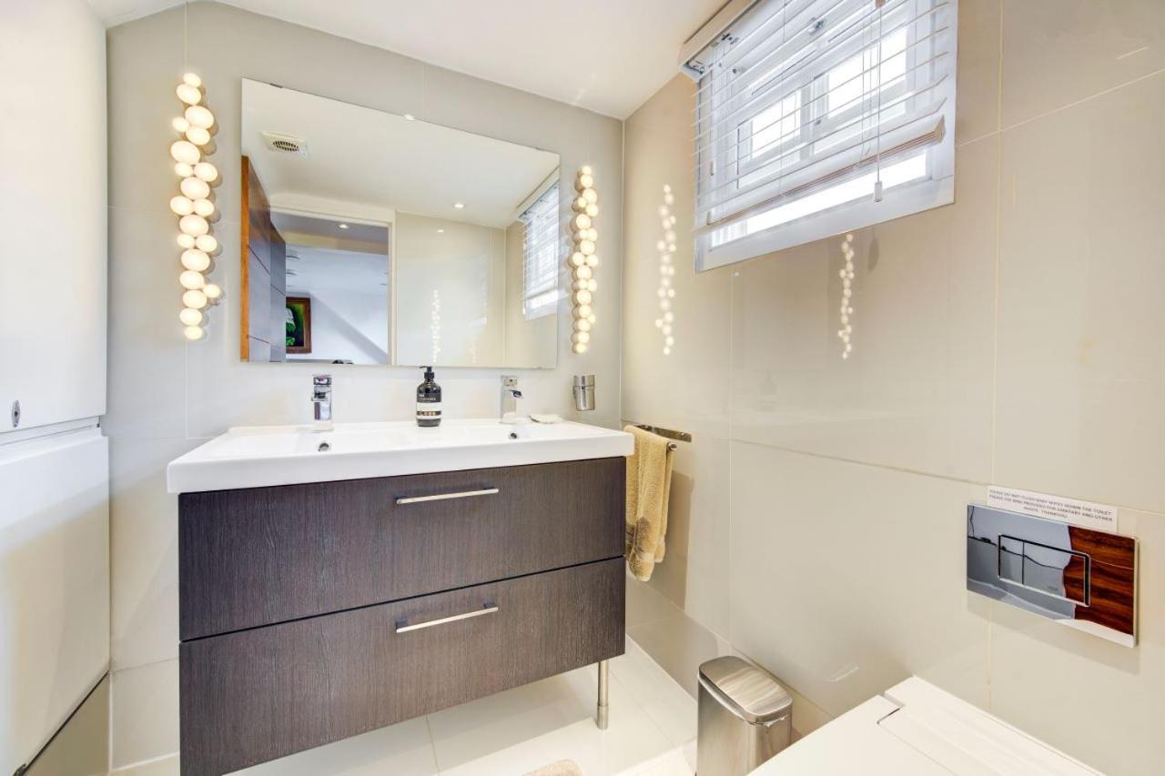 Dove House Wanstead - Stunning 4 Bedroom, 3 Bathroom House with Private Hottub & Gym - Escape London, in Lonon