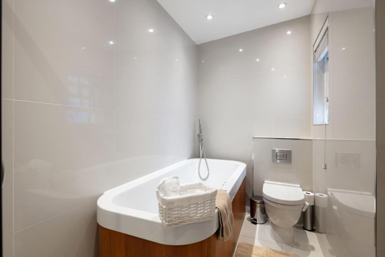 Dove House Wanstead - Stunning 4 Bedroom, 3 Bathroom House with Private Hottub & Gym - Escape London, in Lonon