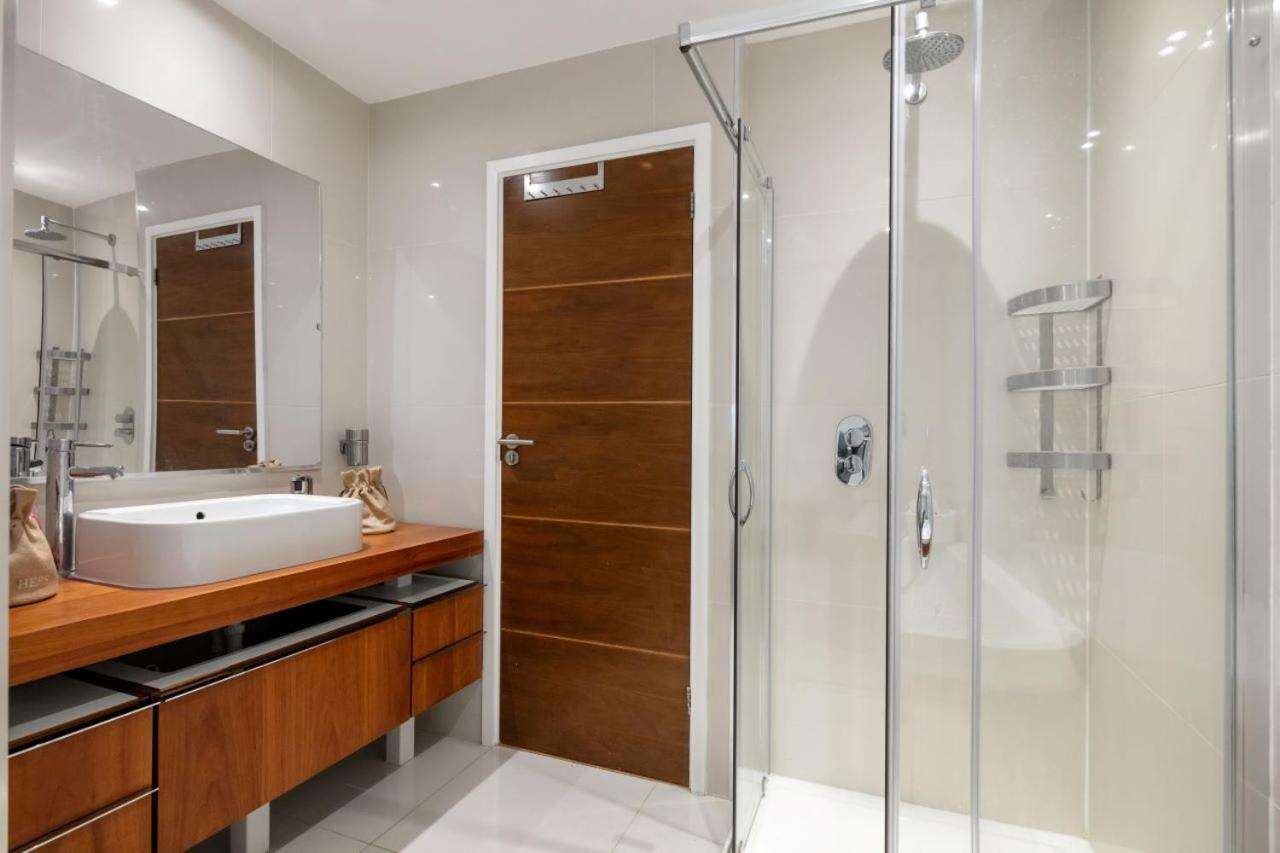 Dove House Wanstead - Stunning 4 Bedroom, 3 Bathroom House with Private Hottub & Gym - Escape London, in Lonon