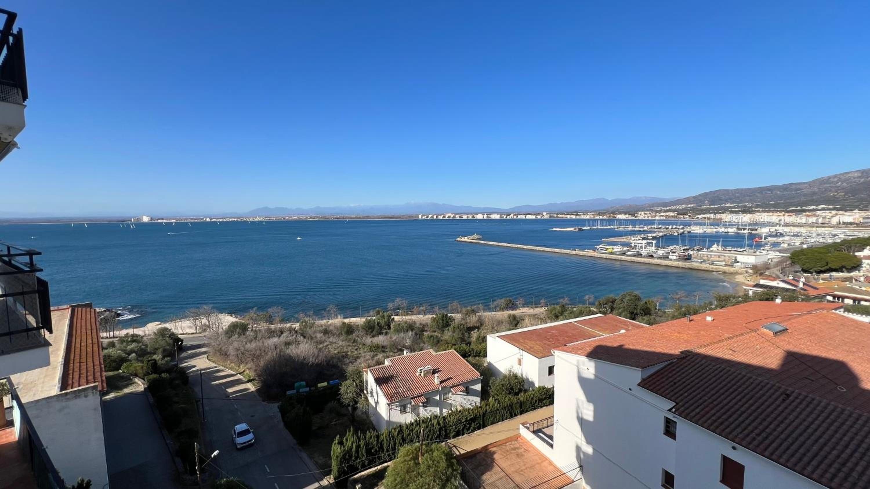 Precioso apartamento con vistas espectaculares de la Bahia Roses AV-48