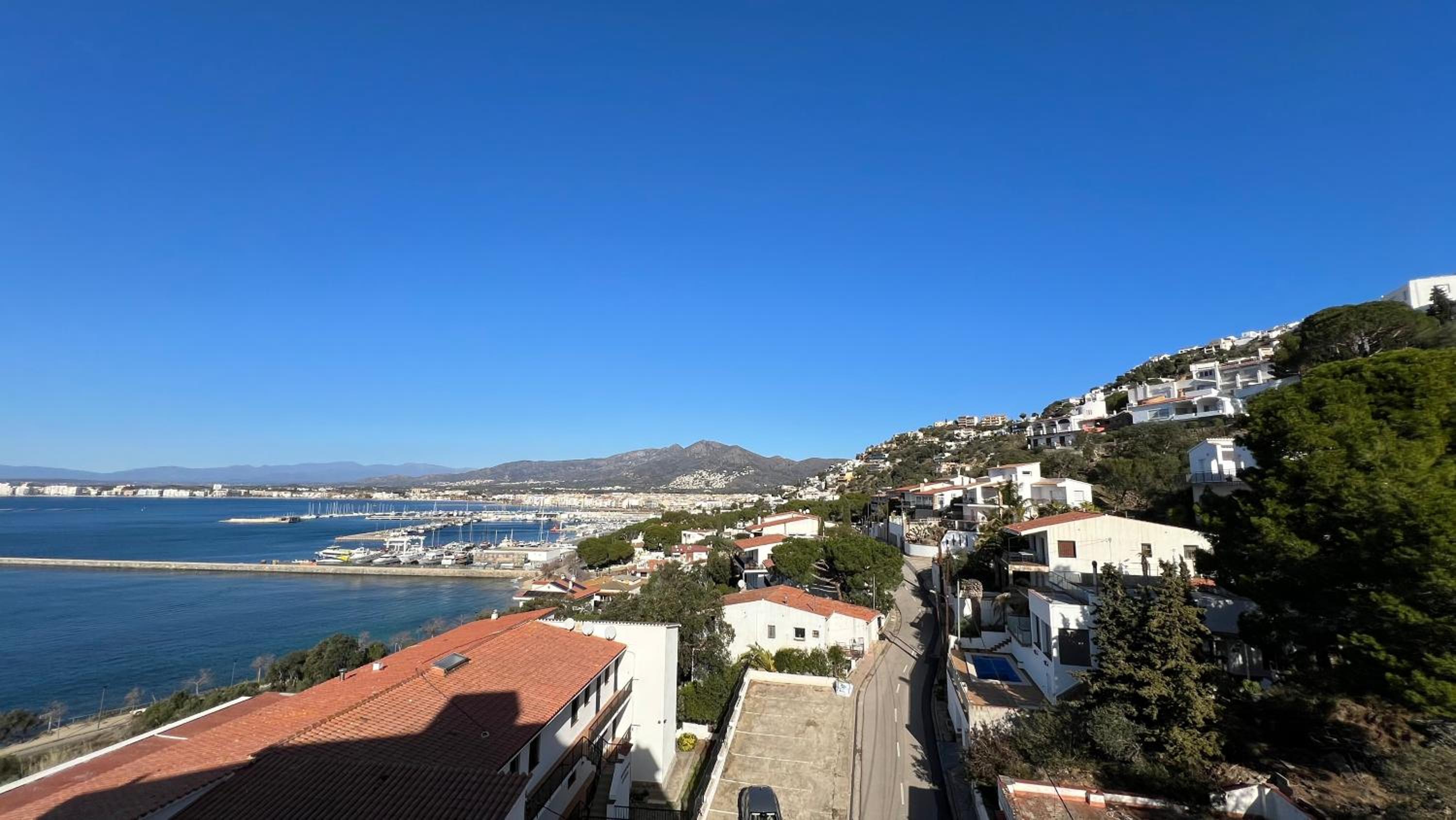 Precioso apartamento con vistas espectaculares de la Bahia Roses AV-48