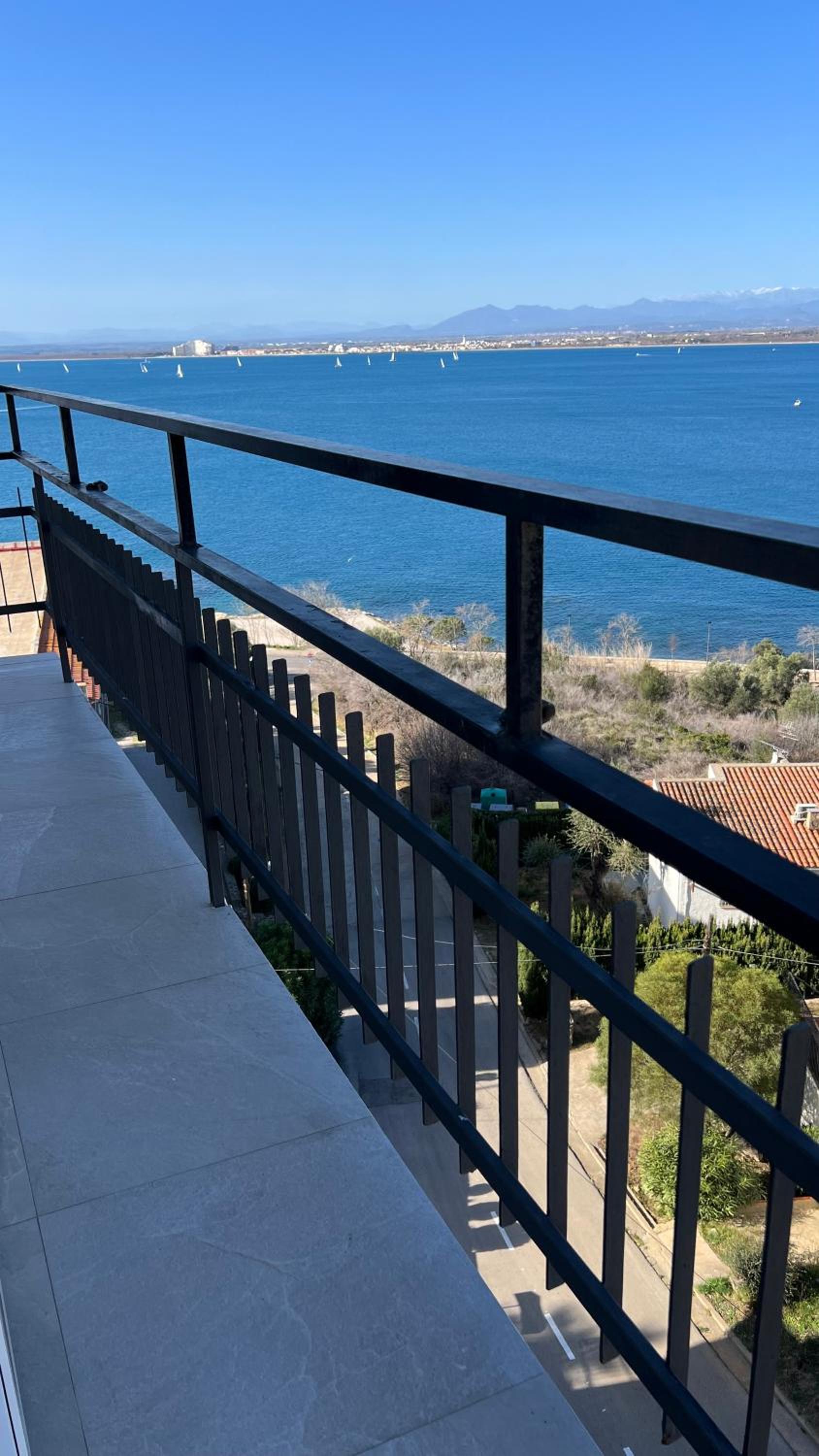 Precioso apartamento con vistas espectaculares de la Bahia Roses AV-48