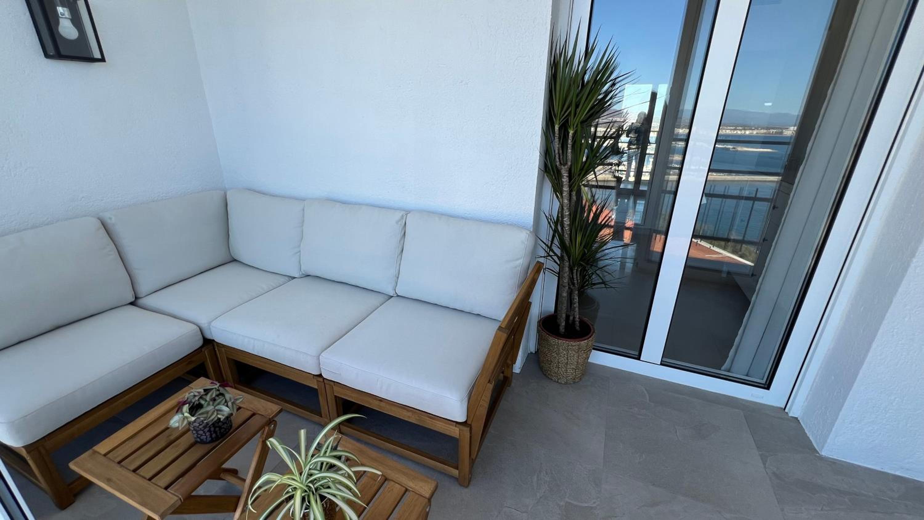 Precioso apartamento con vistas espectaculares de la Bahia Roses AV-48