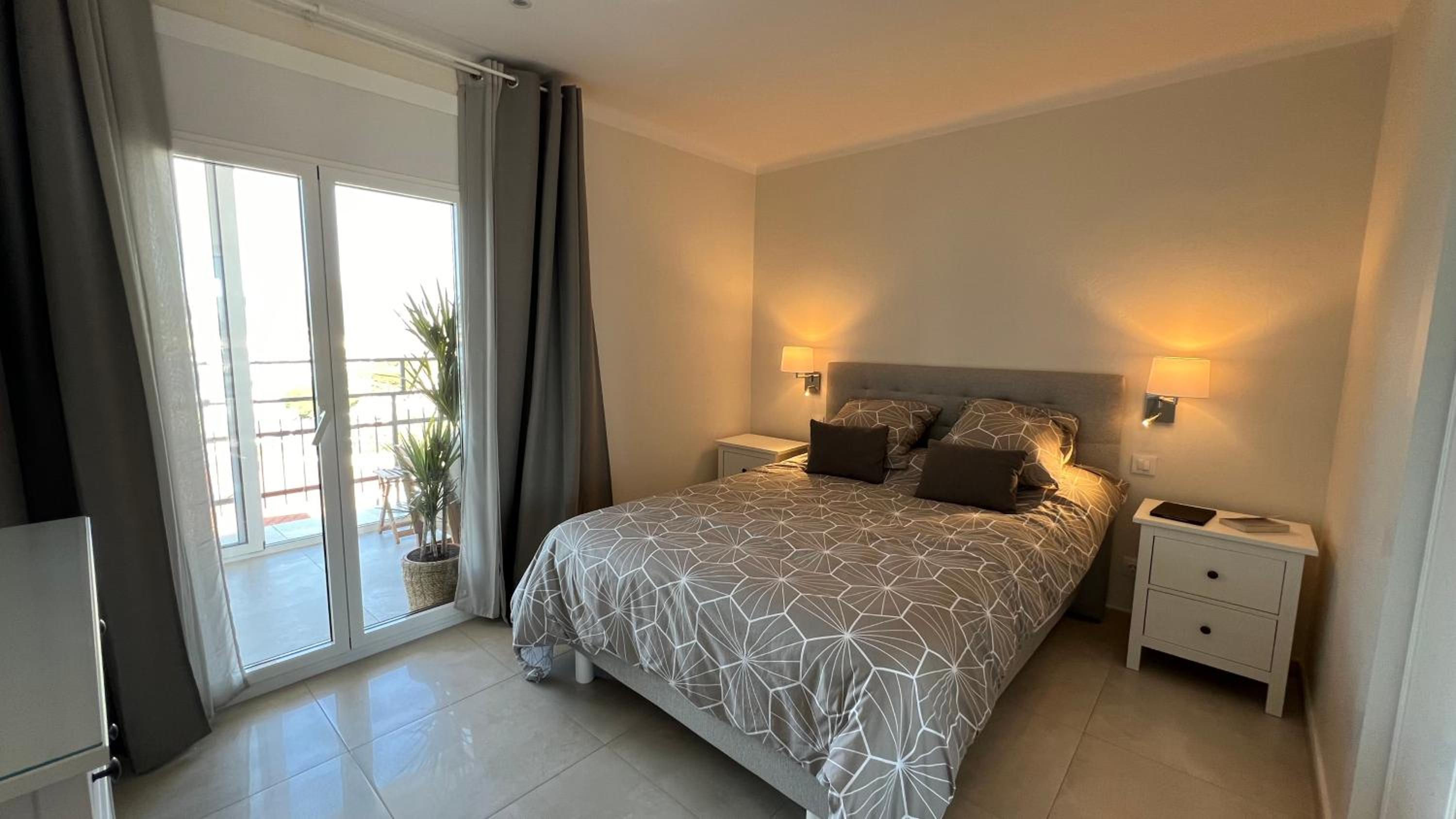 Precioso apartamento con vistas espectaculares de la Bahia Roses AV-48