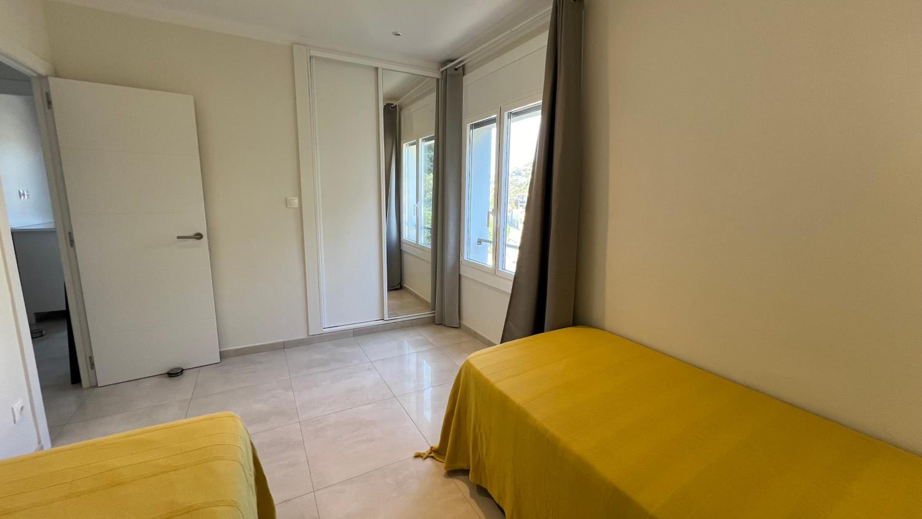 Precioso apartamento con vistas espectaculares de la Bahia Roses AV-48
