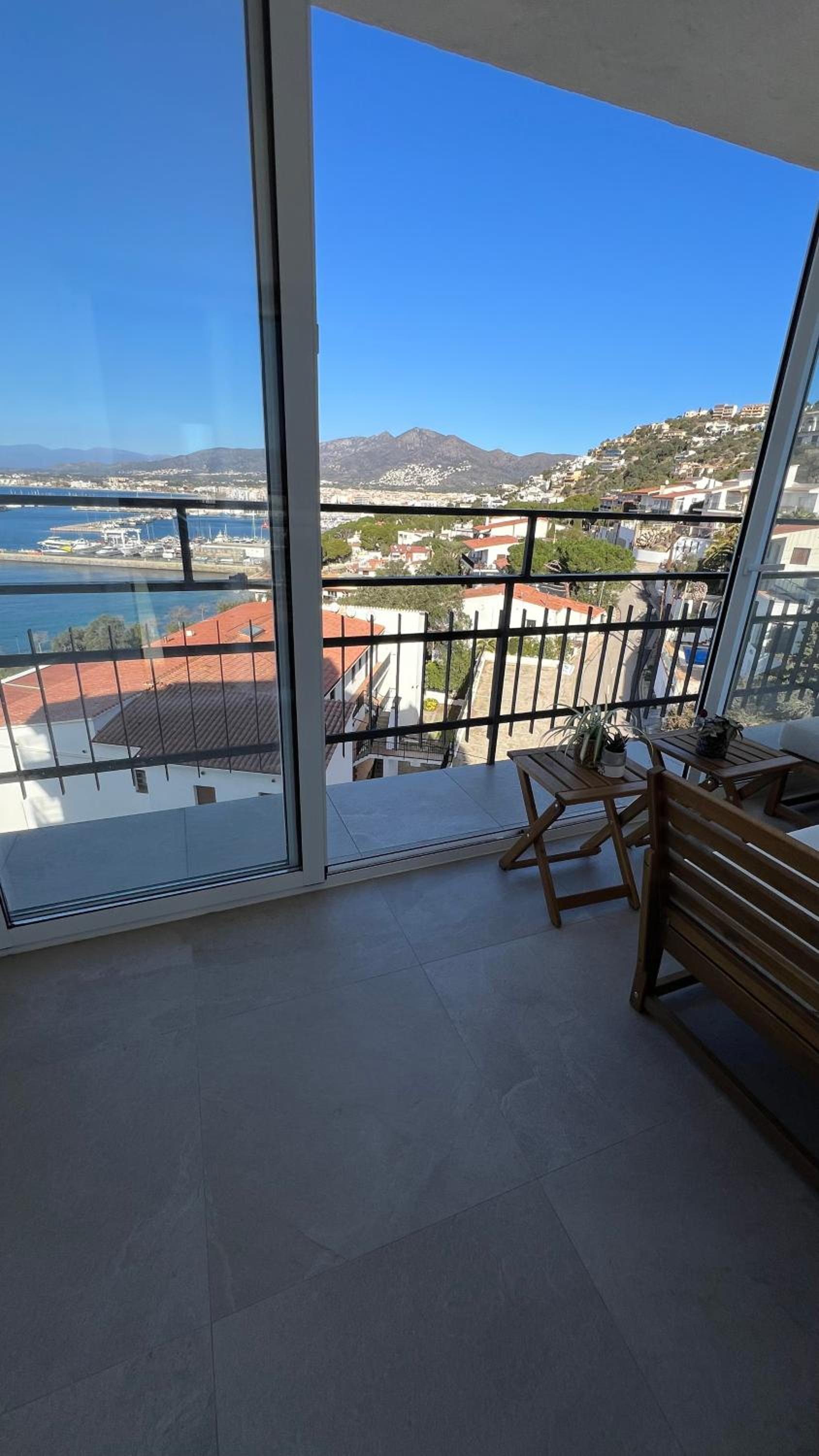 Precioso apartamento con vistas espectaculares de la Bahia Roses AV-48