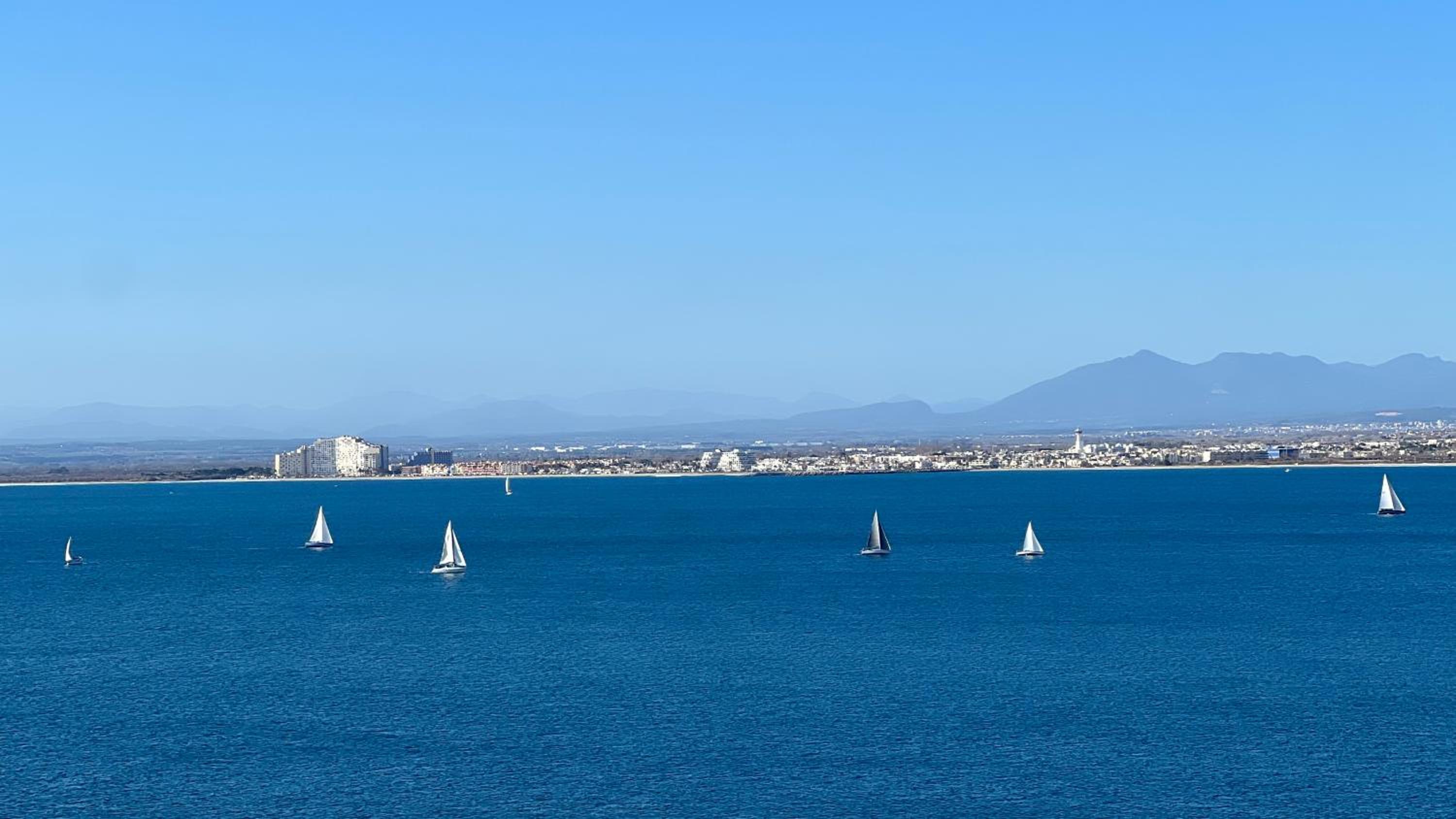 Precioso apartamento con vistas espectaculares de la Bahia Roses AV-48