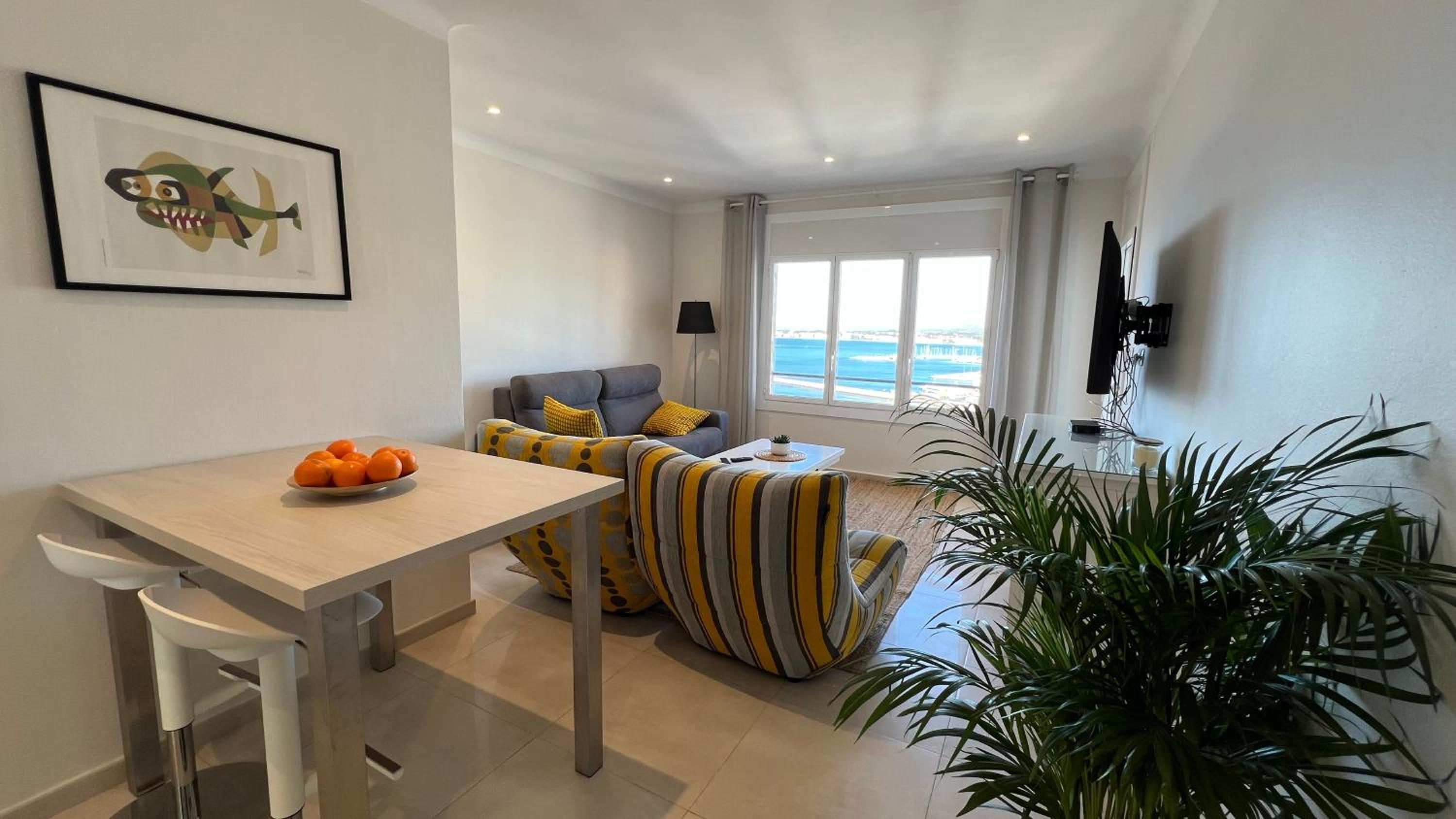 Precioso apartamento con vistas espectaculares de la Bahia Roses AV-48