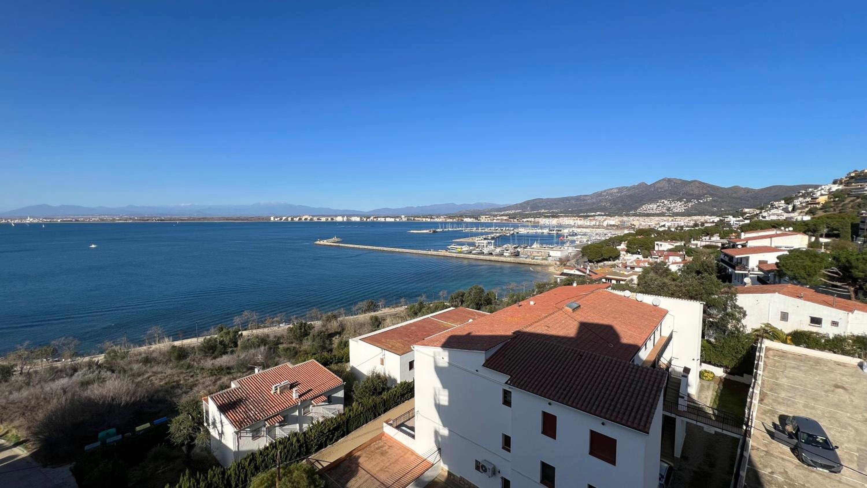 Precioso apartamento con vistas espectaculares de la Bahia Roses AV-48