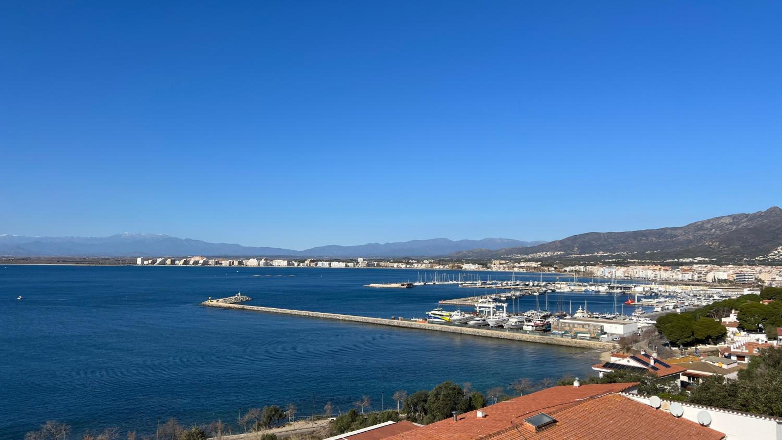 Precioso apartamento con vistas espectaculares de la Bahia Roses AV-48