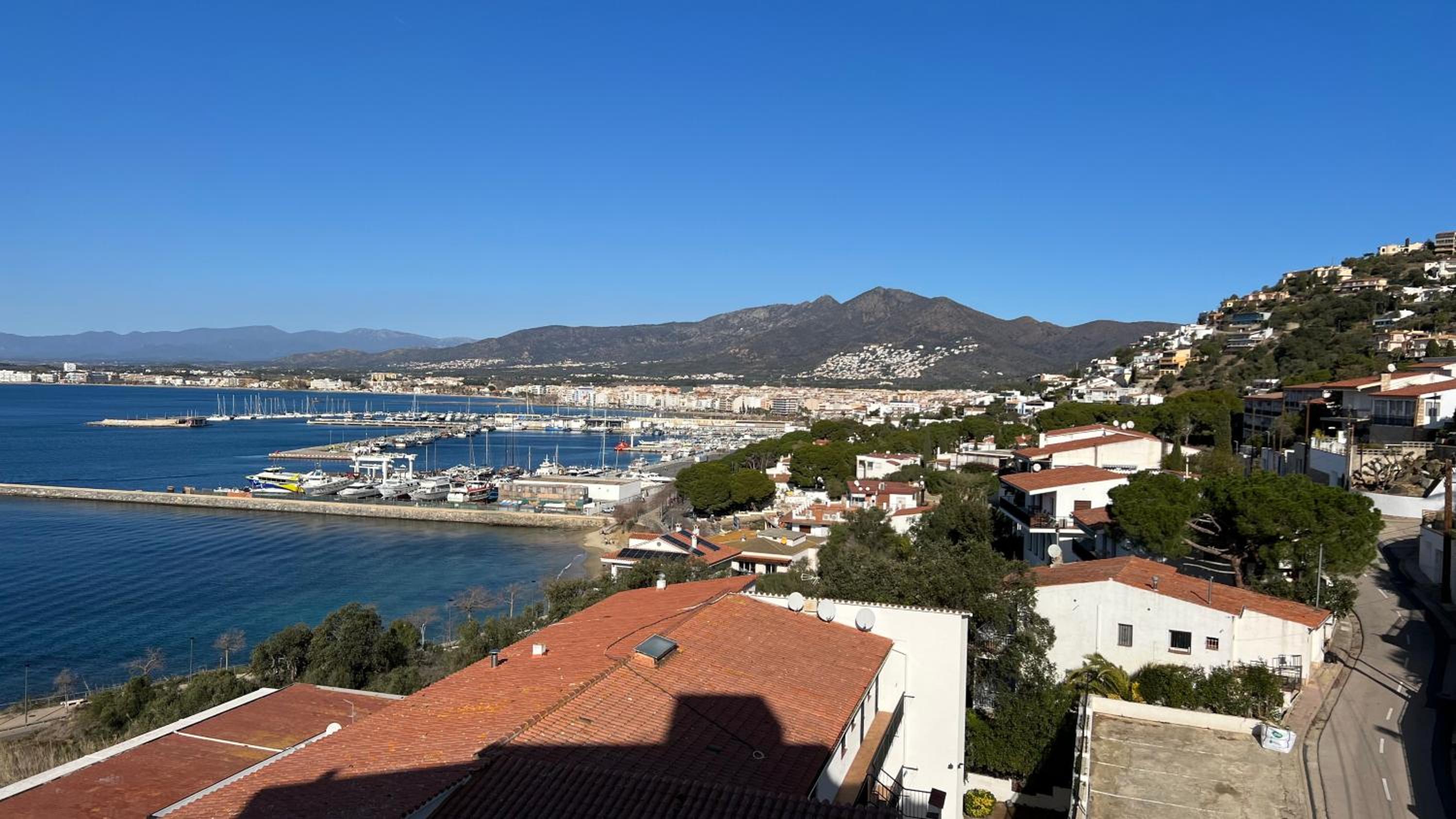 Precioso apartamento con vistas espectaculares de la Bahia Roses AV-48