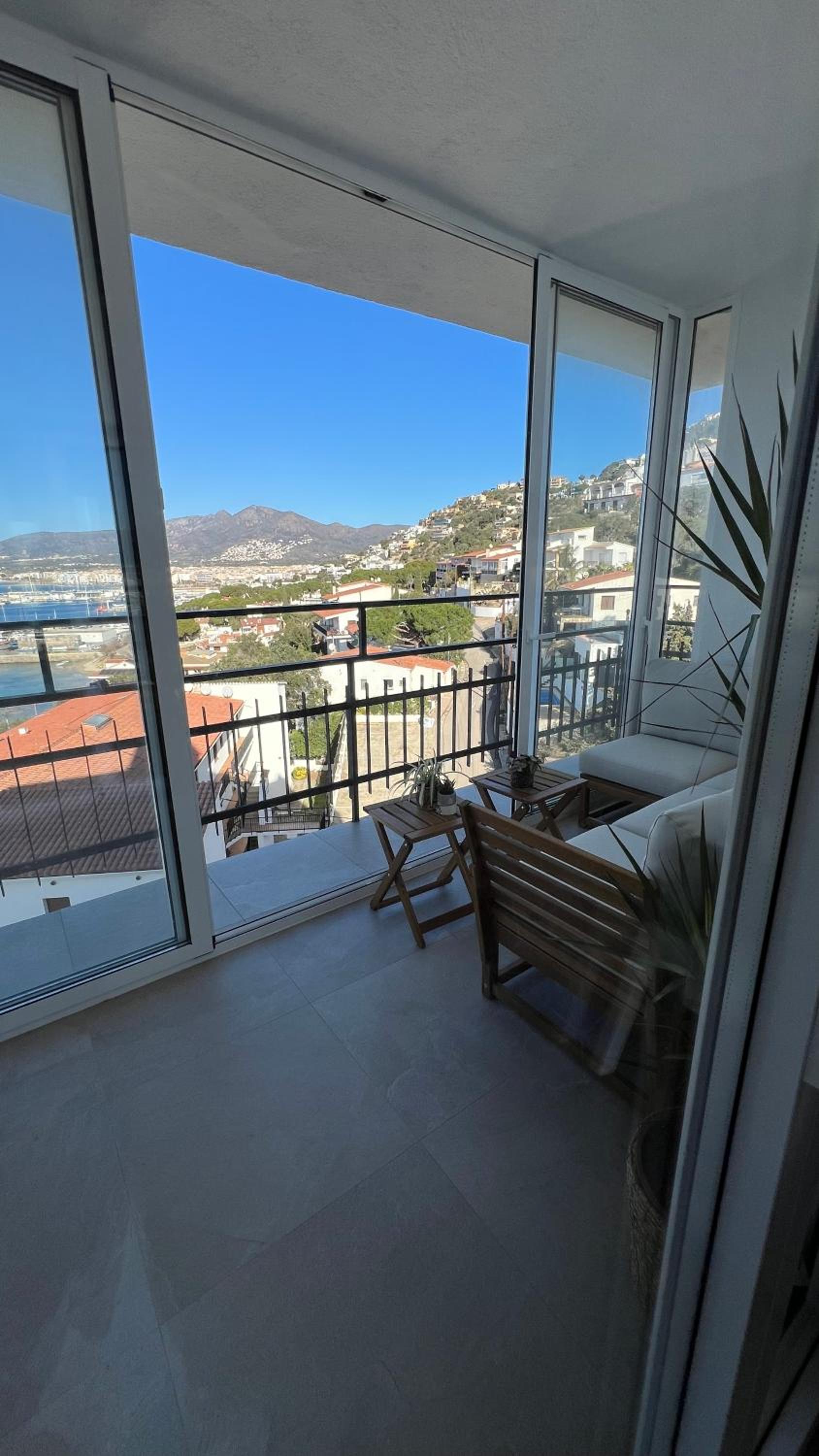 Precioso apartamento con vistas espectaculares de la Bahia Roses AV-48