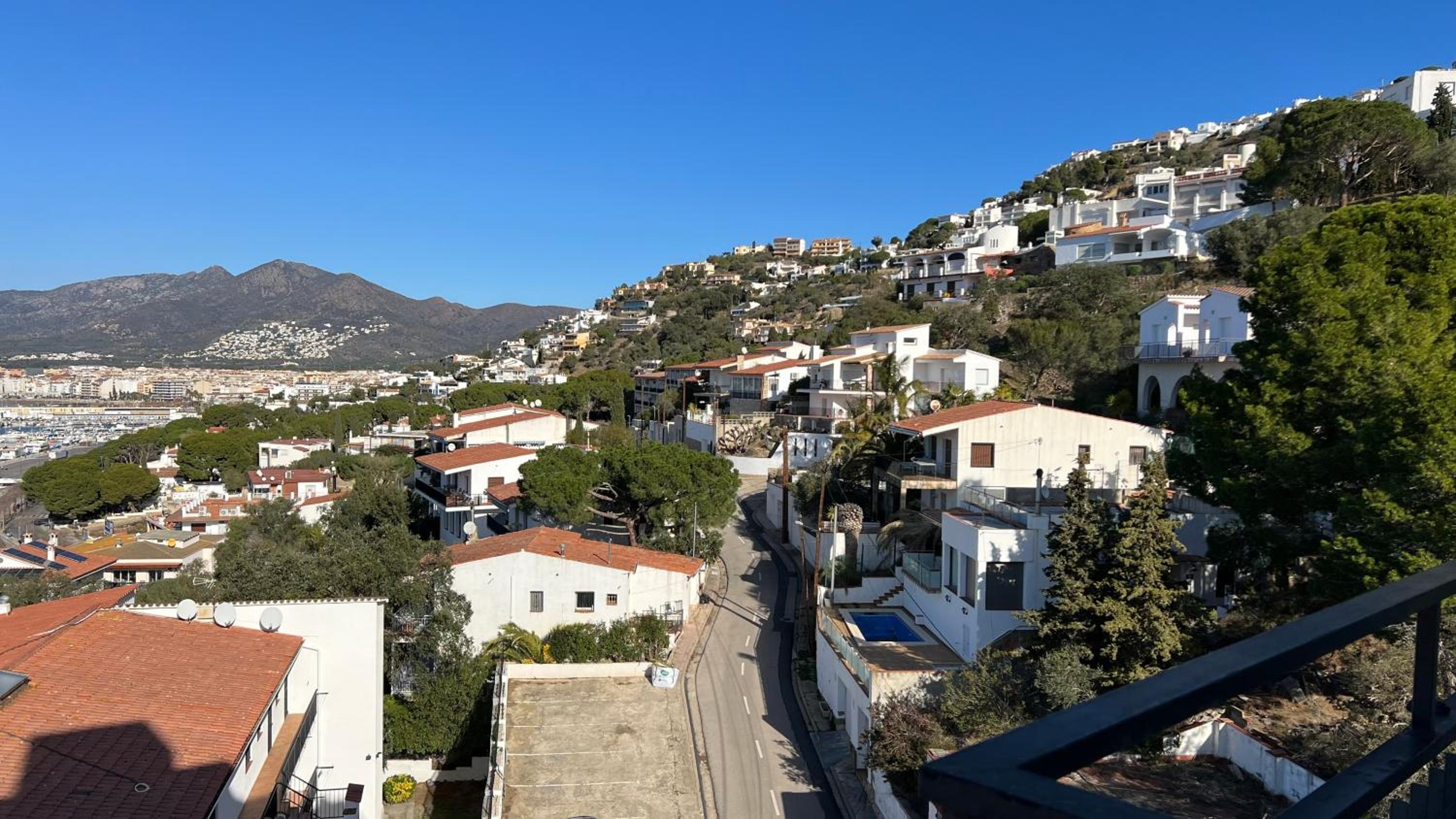 Precioso apartamento con vistas espectaculares de la Bahia Roses AV-48