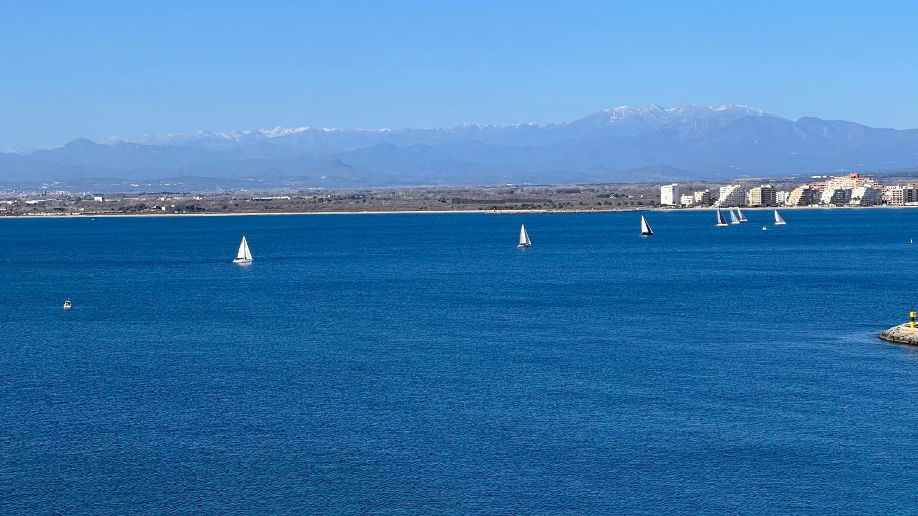 Precioso apartamento con vistas espectaculares de la Bahia Roses AV-48