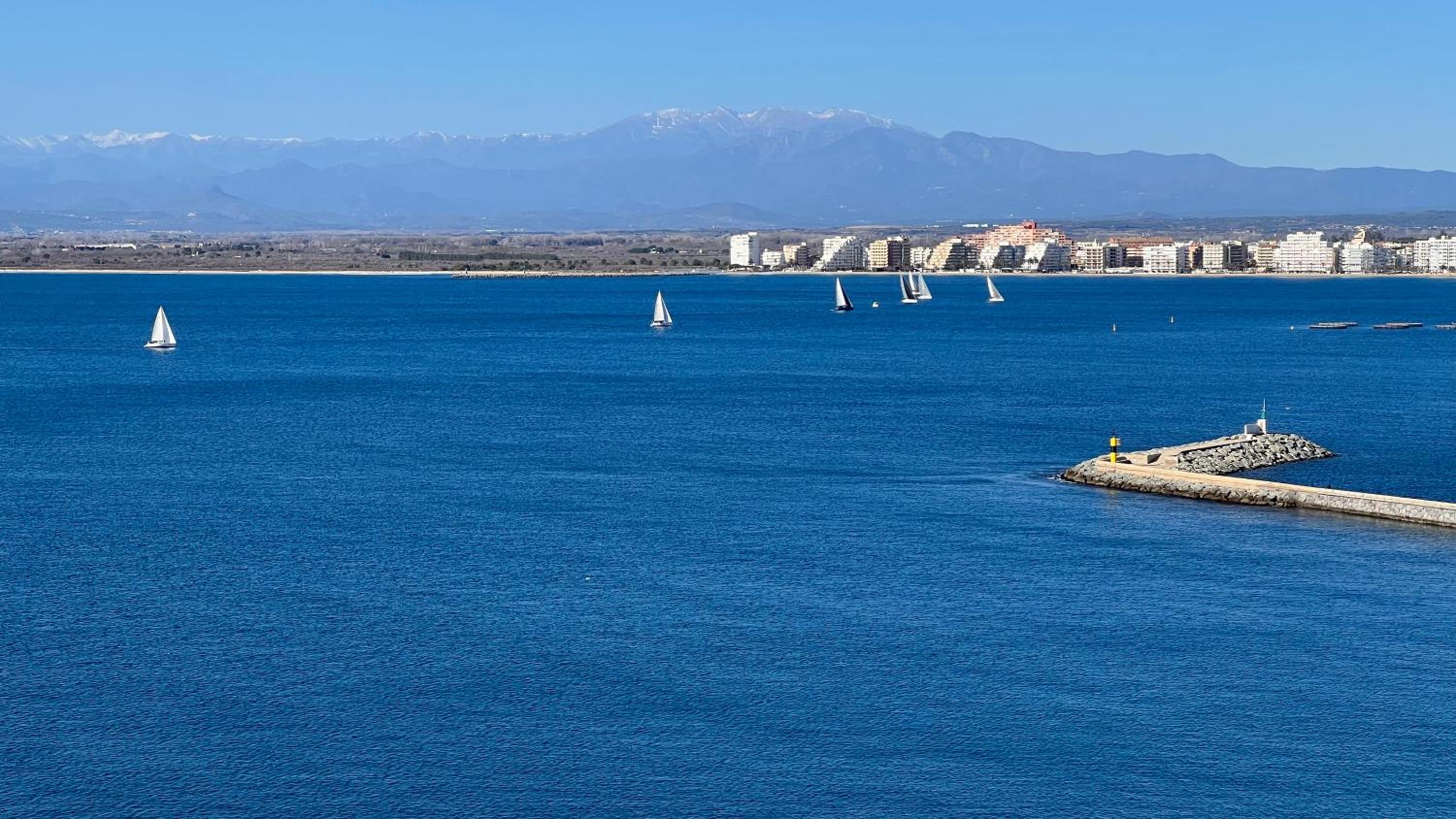 Precioso apartamento con vistas espectaculares de la Bahia Roses AV-48