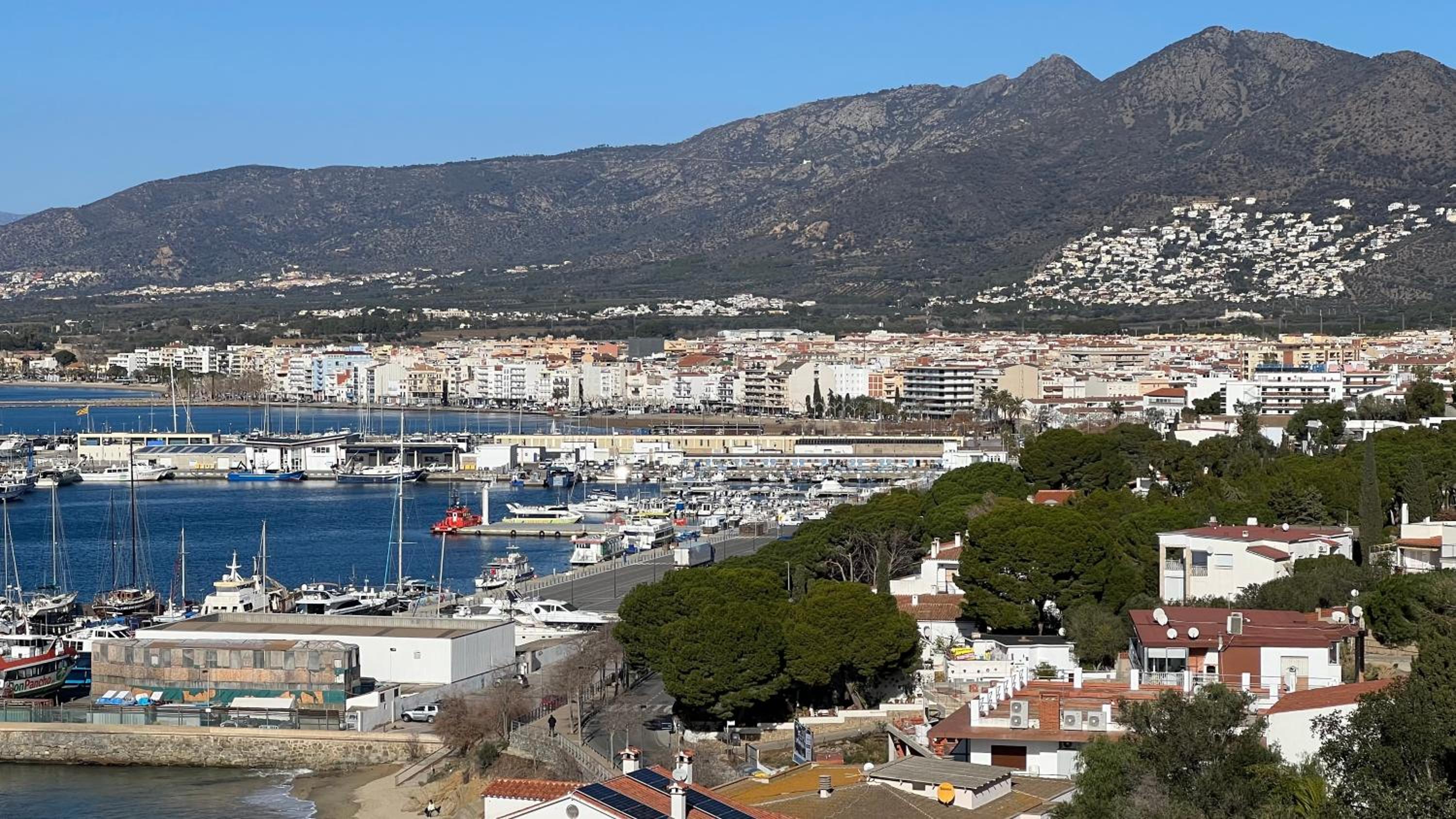 Precioso apartamento con vistas espectaculares de la Bahia Roses AV-48