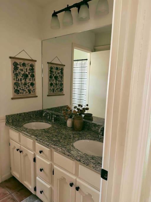 Texarkana Luxury 4BR Home on Bringle Lake Trail view 3