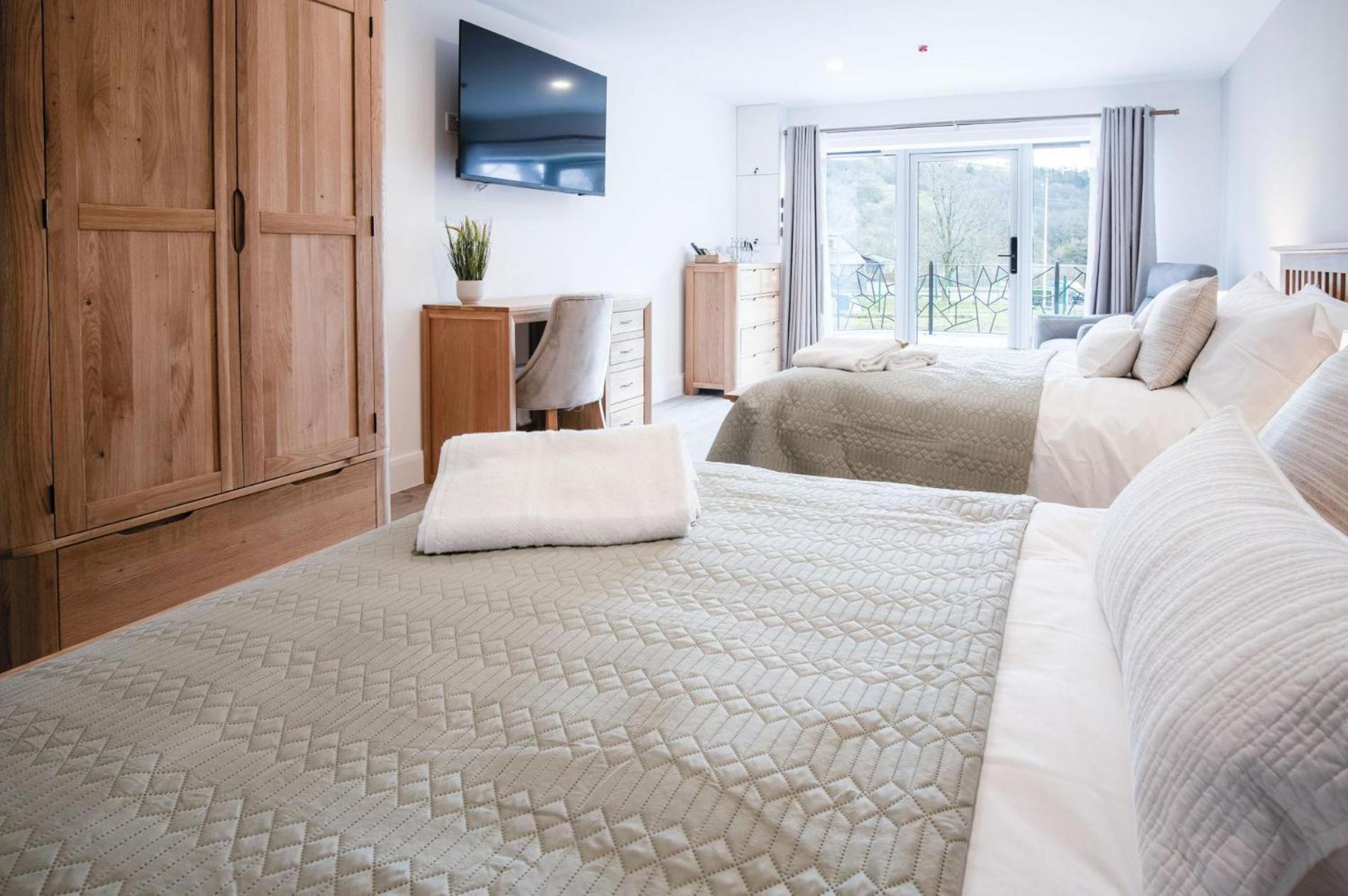 Suite 8 - Sleeping Giant Hotel - Pen Y Cae Inn