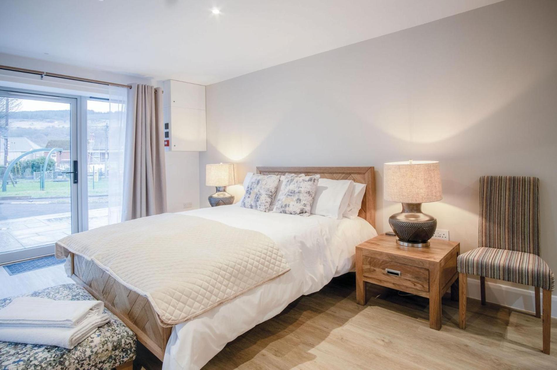 Suite 1 - Sleeping Giant Hotel - Pen Y Cae Inn view 4