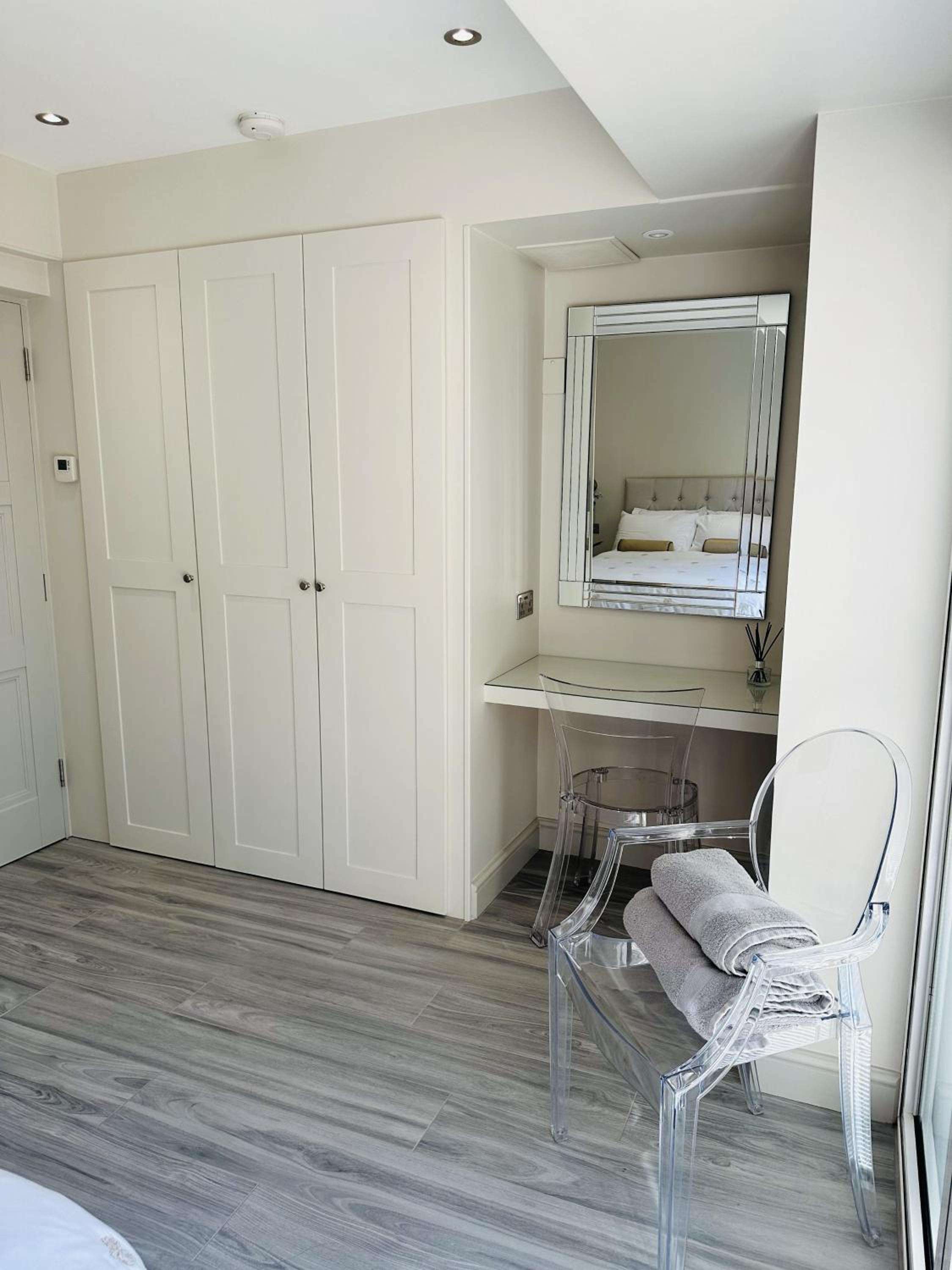 Beautiful 1-Bed Studio in Bourne end view 3