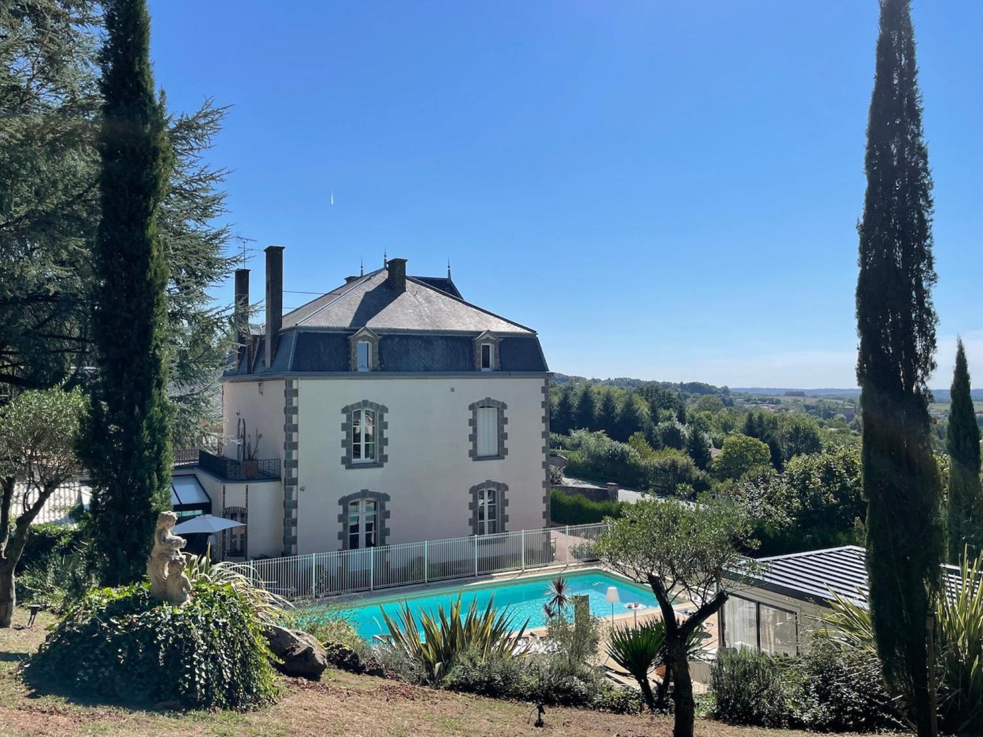 Maison d'hôtes et gîtes La Chouannerie à côté du parc du Puy du Fov view 2