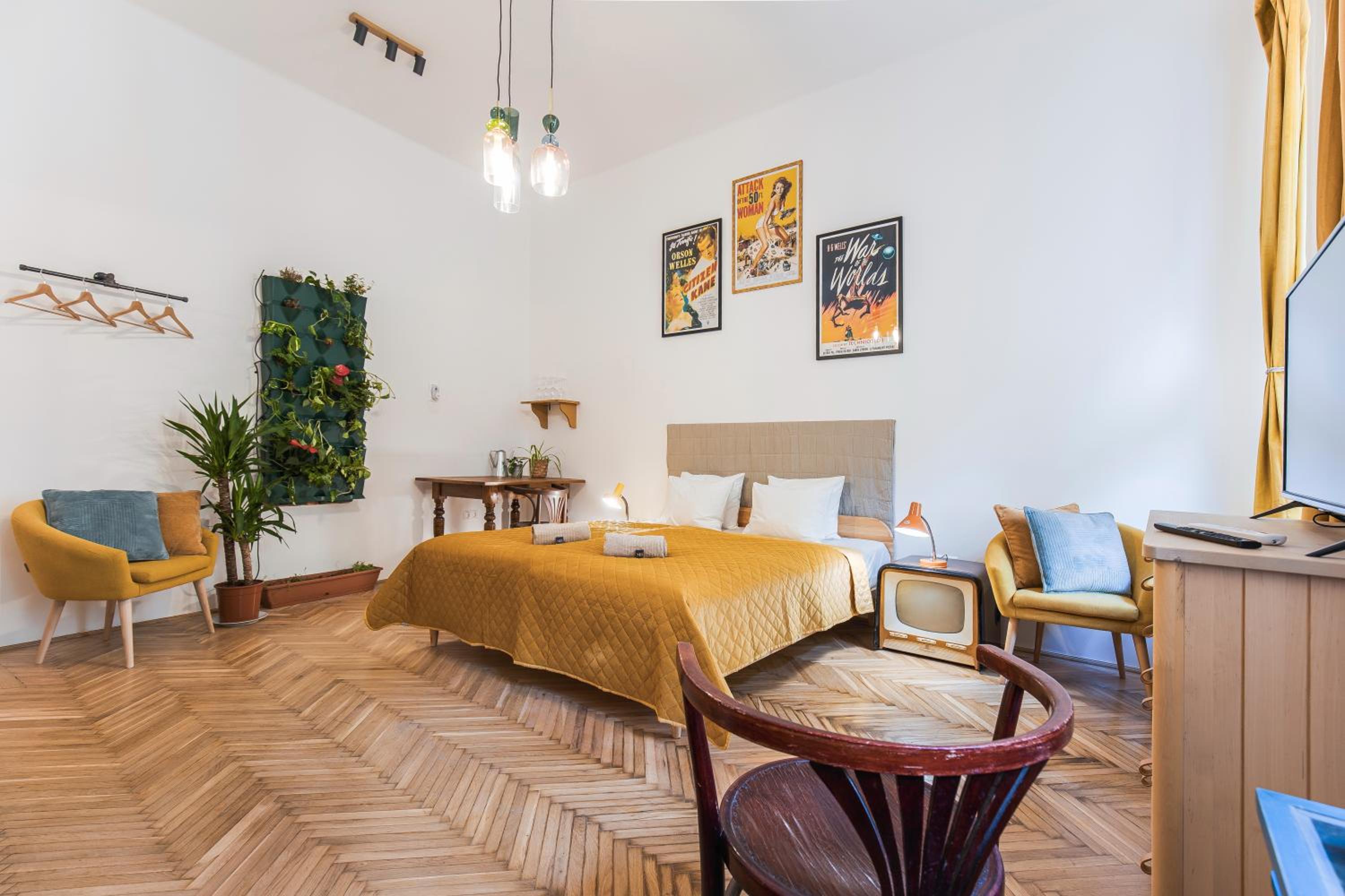 BudapeStayz - Lónyay Studios view 4