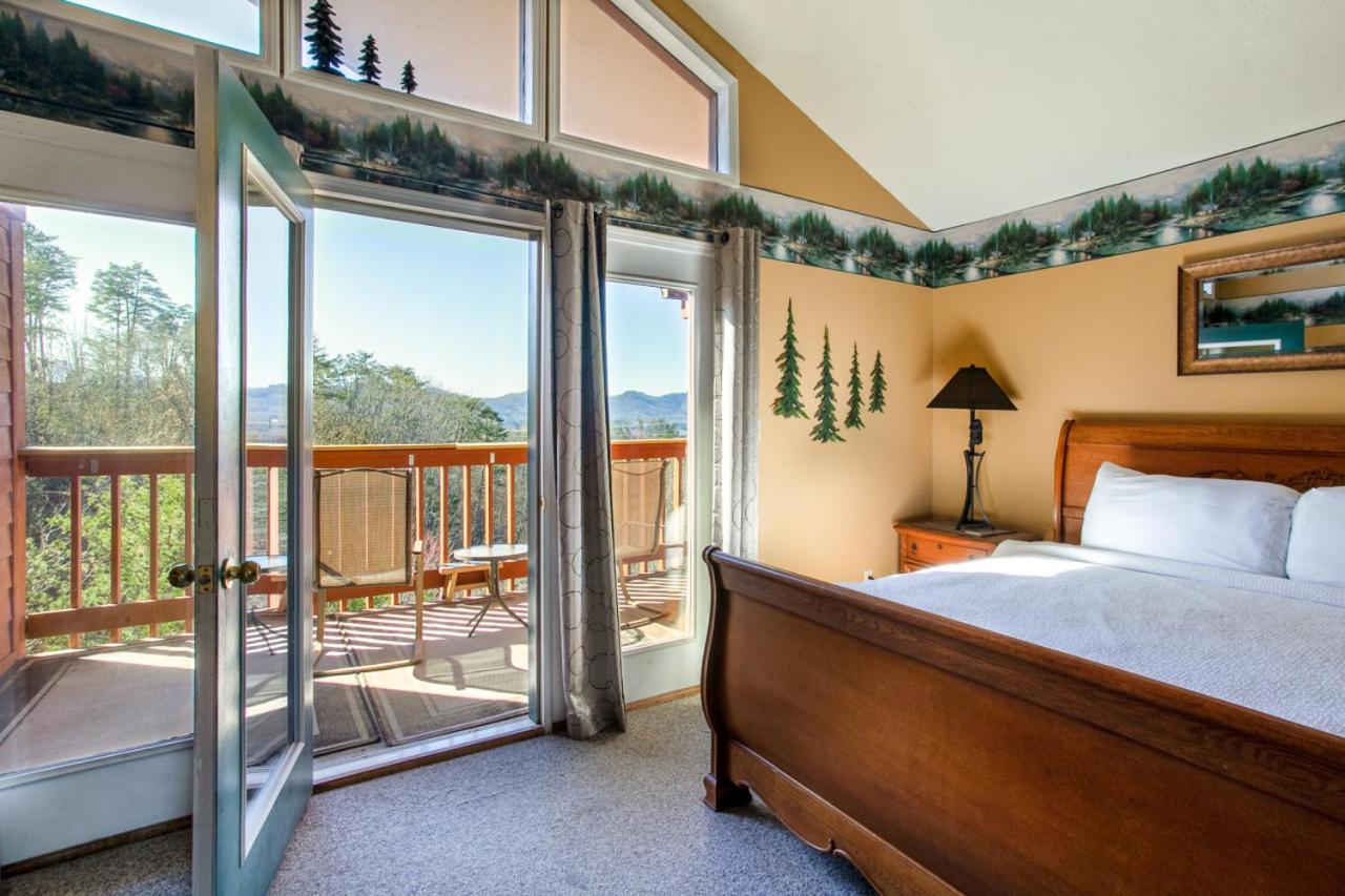 Papa Bears Hideaway Stunning Views CommunityPOOL