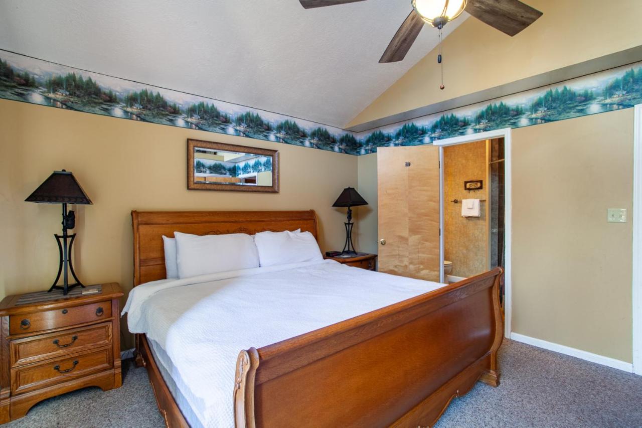 Papa Bears Hideaway Stunning Views CommunityPOOL