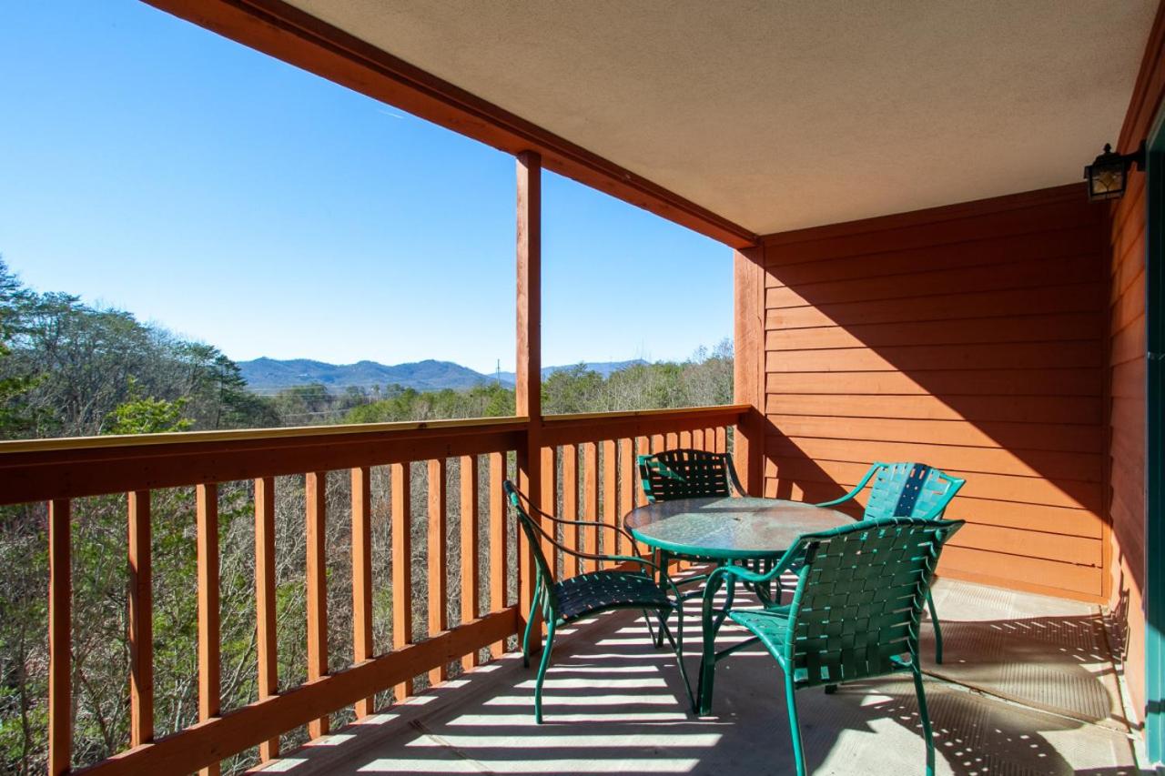 Papa Bears Hideaway Stunning Views CommunityPOOL